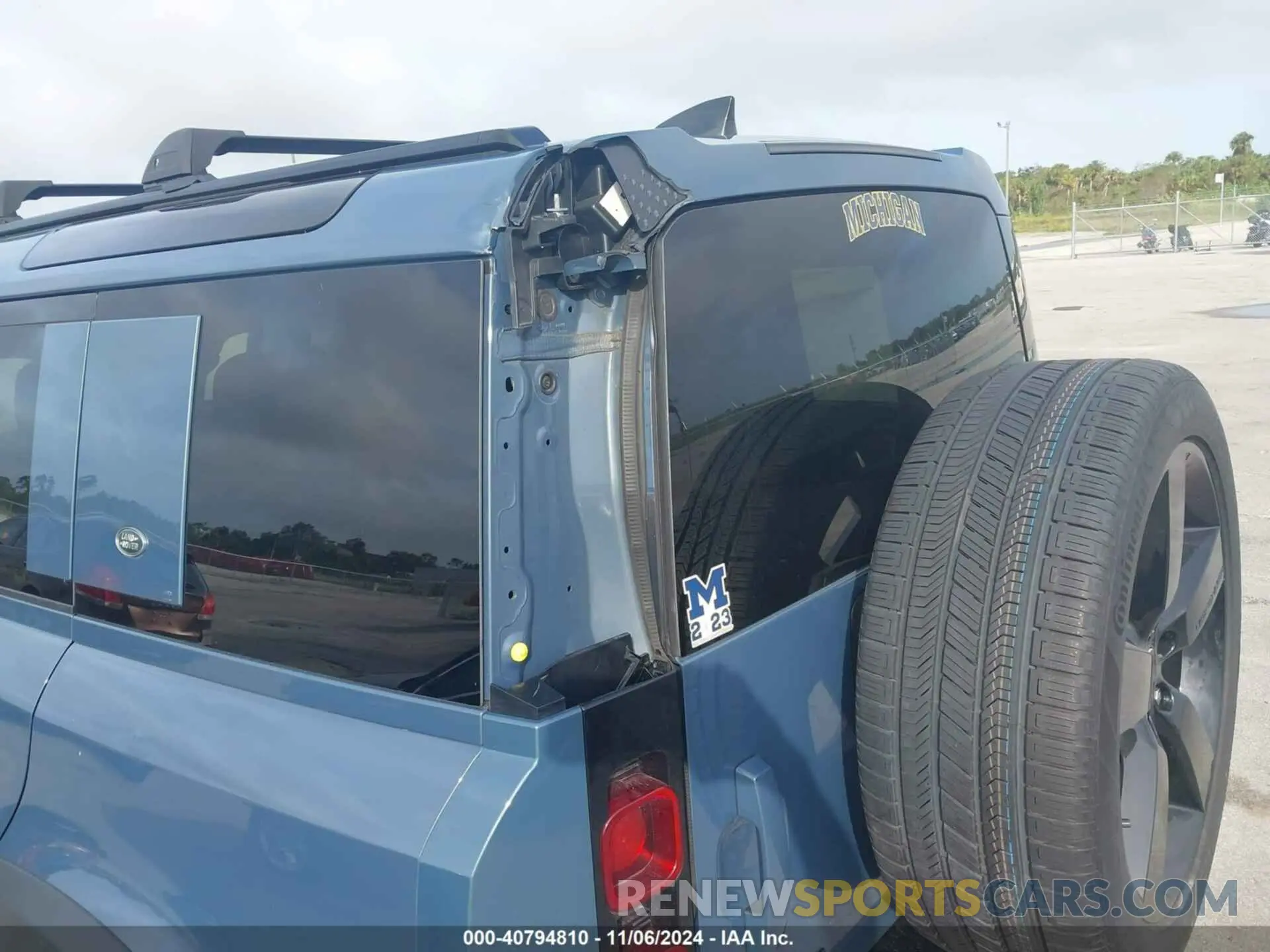 14 Photograph of a damaged car SALEJ7EX6P2159856 LAND ROVER DEFENDER 2023