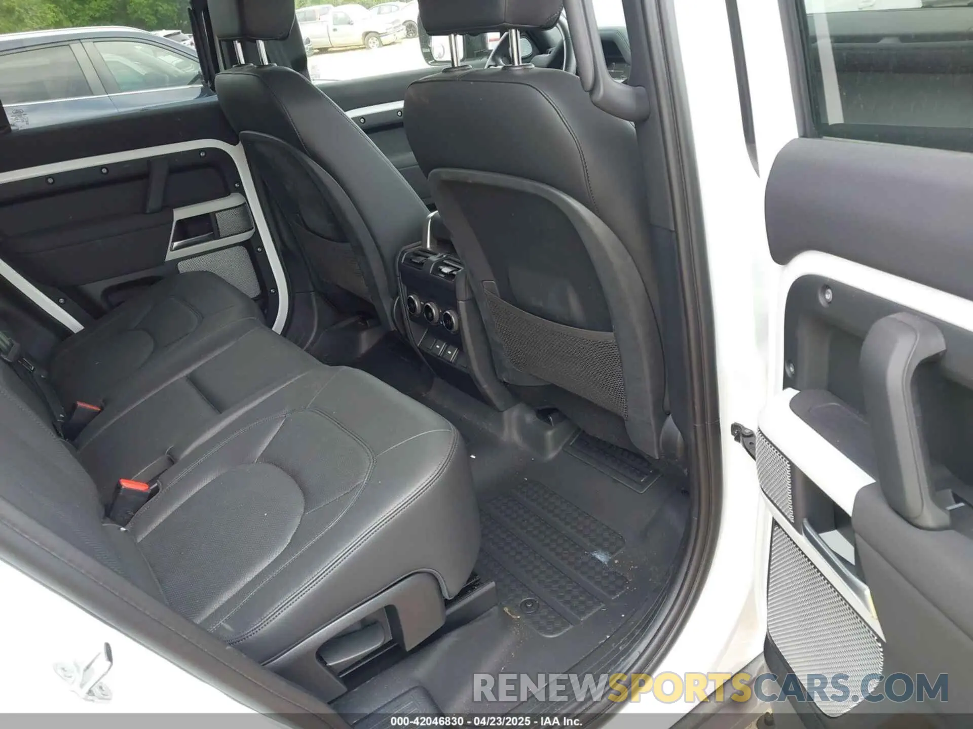 8 Photograph of a damaged car SALEJFEUXP2221744 LAND ROVER DEFENDER 2023