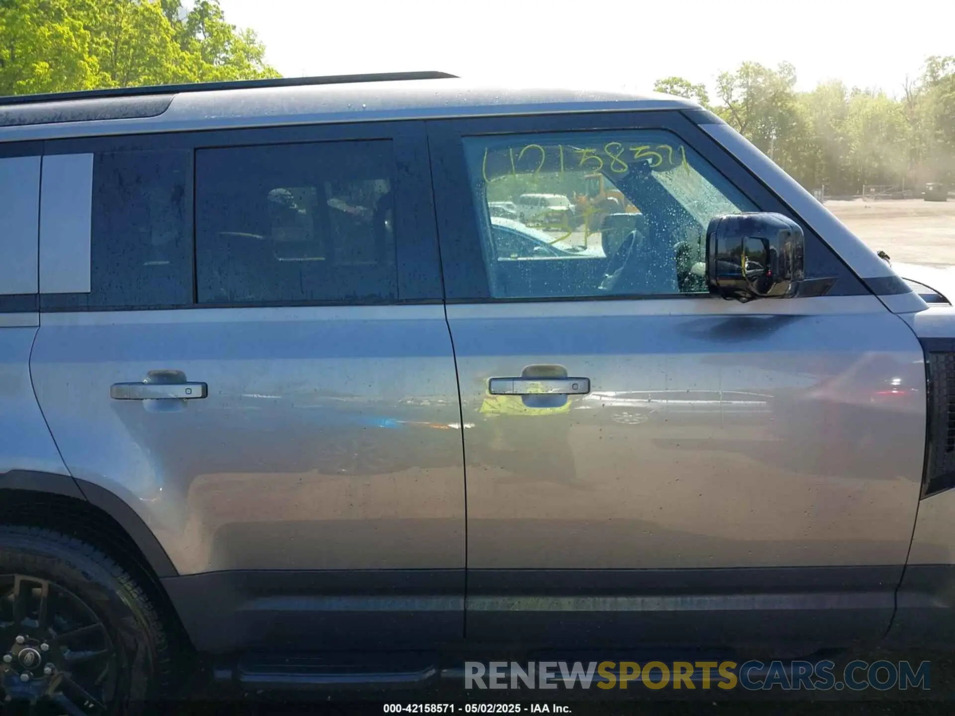 12 Photograph of a damaged car SALEP7EU1P2219921 LAND ROVER DEFENDER 2023