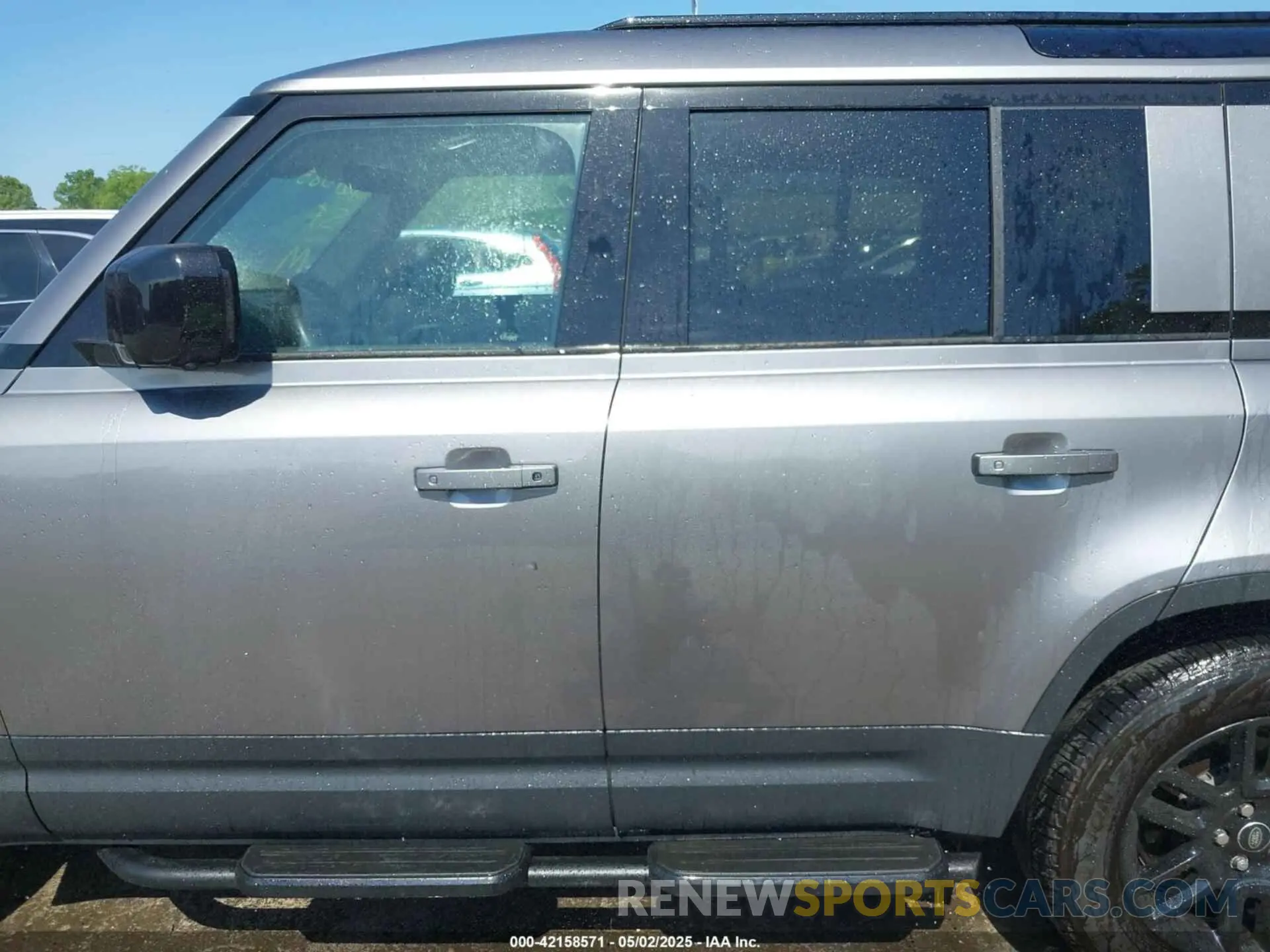13 Photograph of a damaged car SALEP7EU1P2219921 LAND ROVER DEFENDER 2023