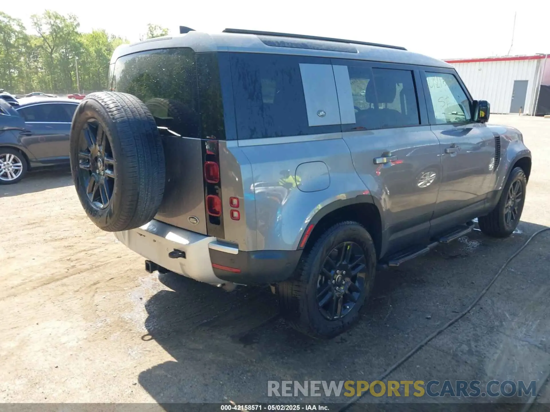 4 Photograph of a damaged car SALEP7EU1P2219921 LAND ROVER DEFENDER 2023