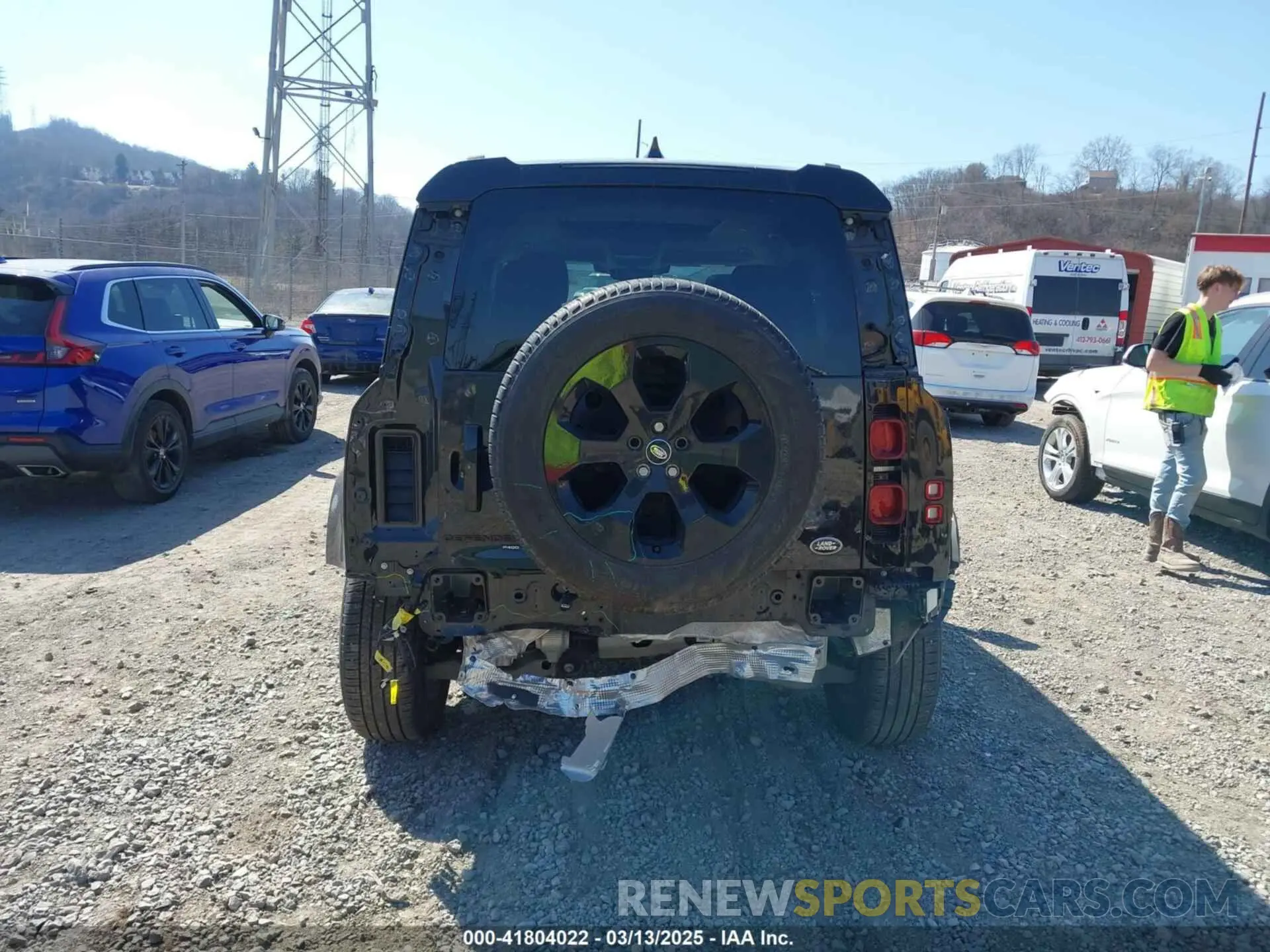 17 Photograph of a damaged car SALEP7EU9P2222274 LAND ROVER DEFENDER 2023