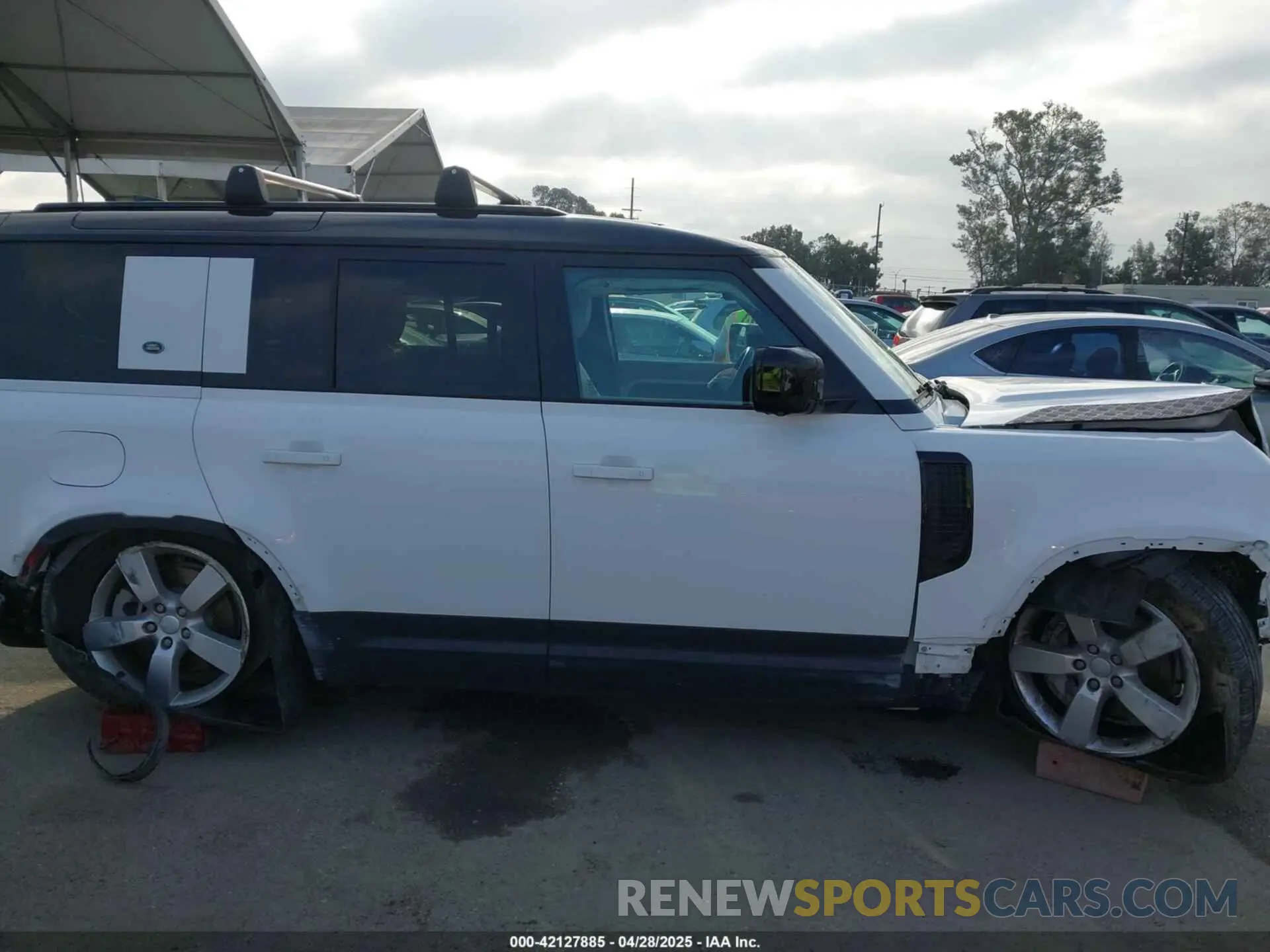 13 Photograph of a damaged car SALEPEEU0P2120981 LAND ROVER DEFENDER 2023