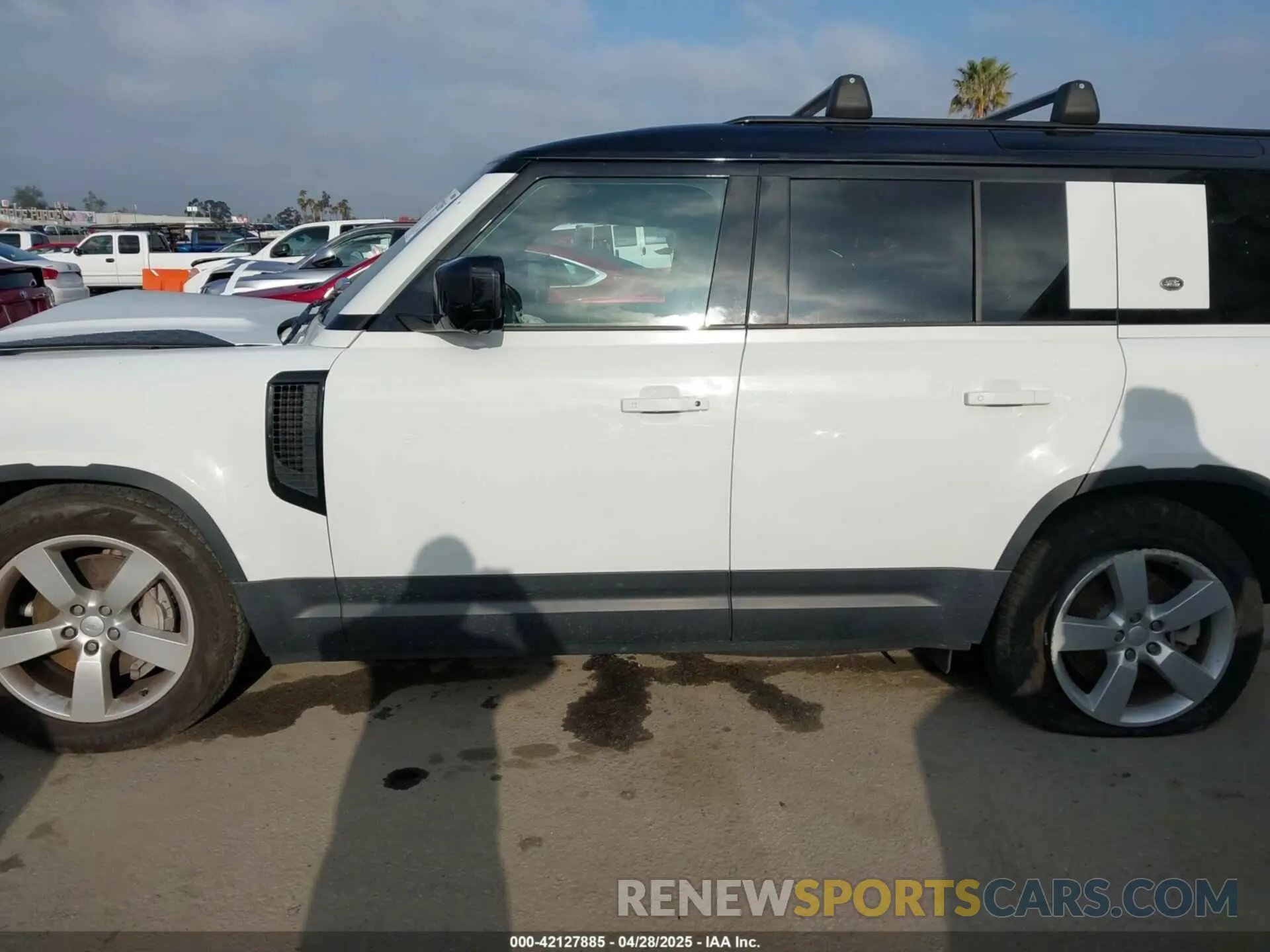 14 Photograph of a damaged car SALEPEEU0P2120981 LAND ROVER DEFENDER 2023