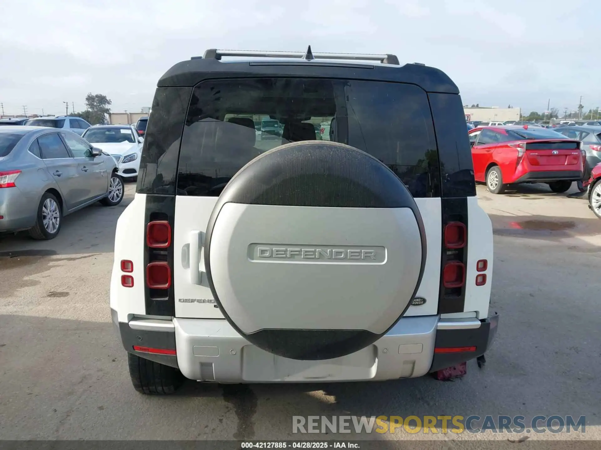 16 Photograph of a damaged car SALEPEEU0P2120981 LAND ROVER DEFENDER 2023