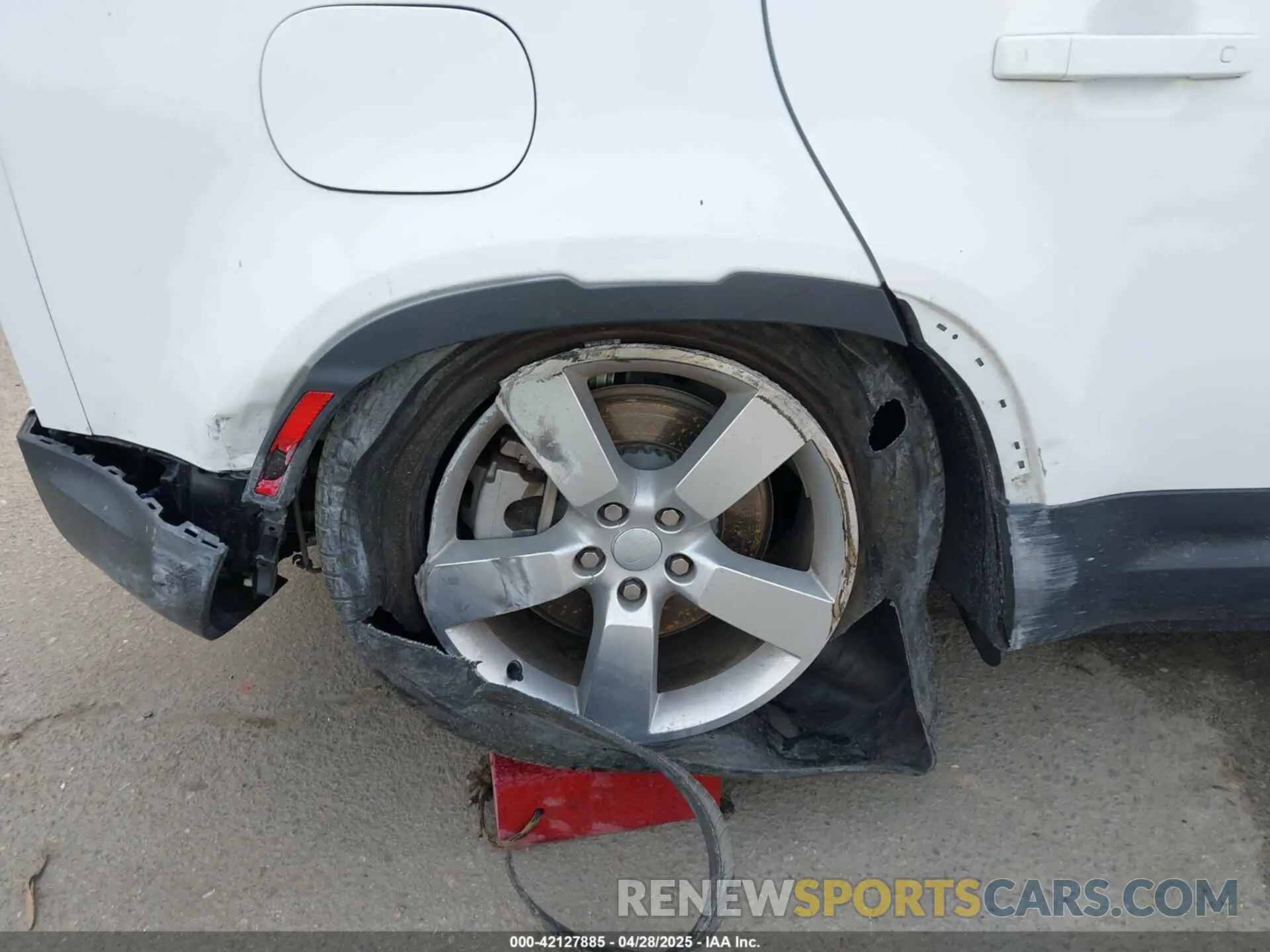 18 Photograph of a damaged car SALEPEEU0P2120981 LAND ROVER DEFENDER 2023