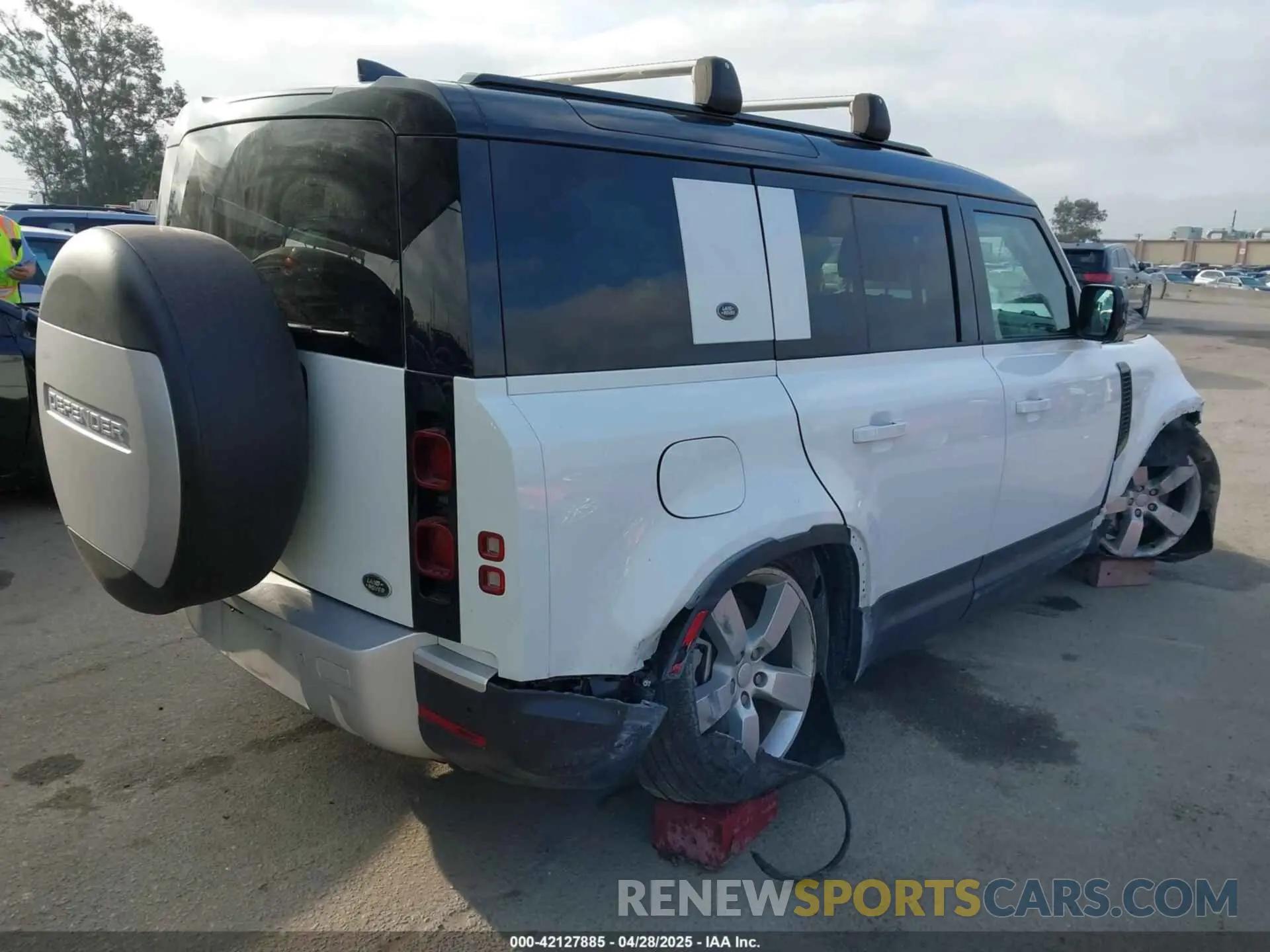 4 Photograph of a damaged car SALEPEEU0P2120981 LAND ROVER DEFENDER 2023