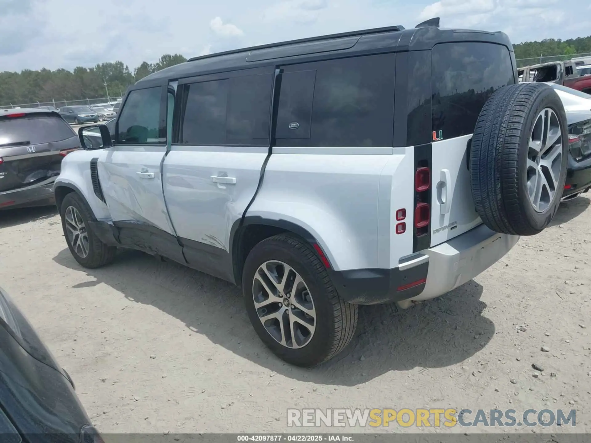3 Photograph of a damaged car SALEPEEU2P2197884 LAND ROVER DEFENDER 2023
