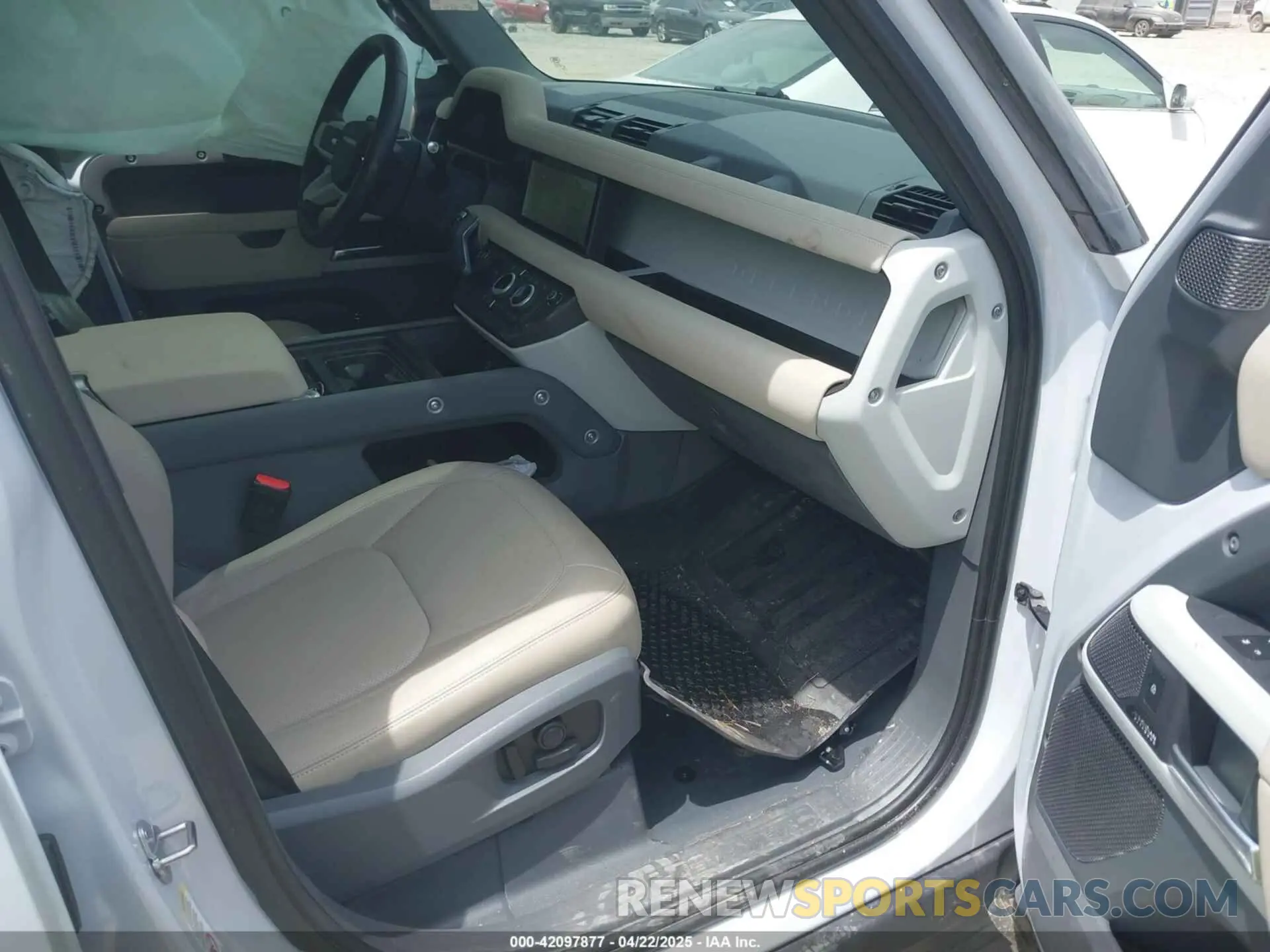 5 Photograph of a damaged car SALEPEEU2P2197884 LAND ROVER DEFENDER 2023