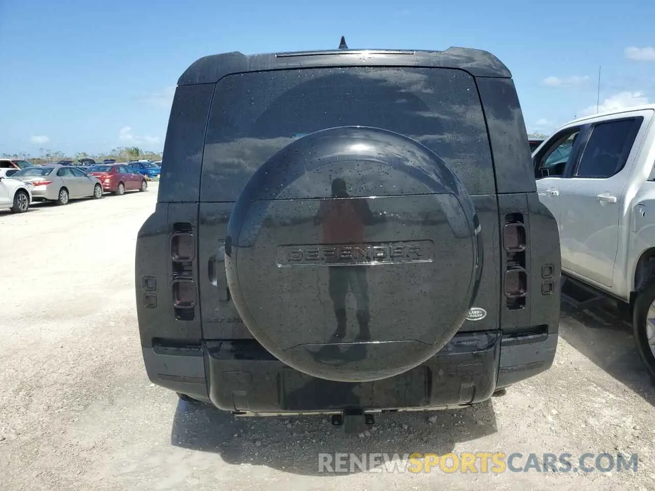 6 Photograph of a damaged car SALEPFEU1P2234459 LAND ROVER DEFENDER 2023