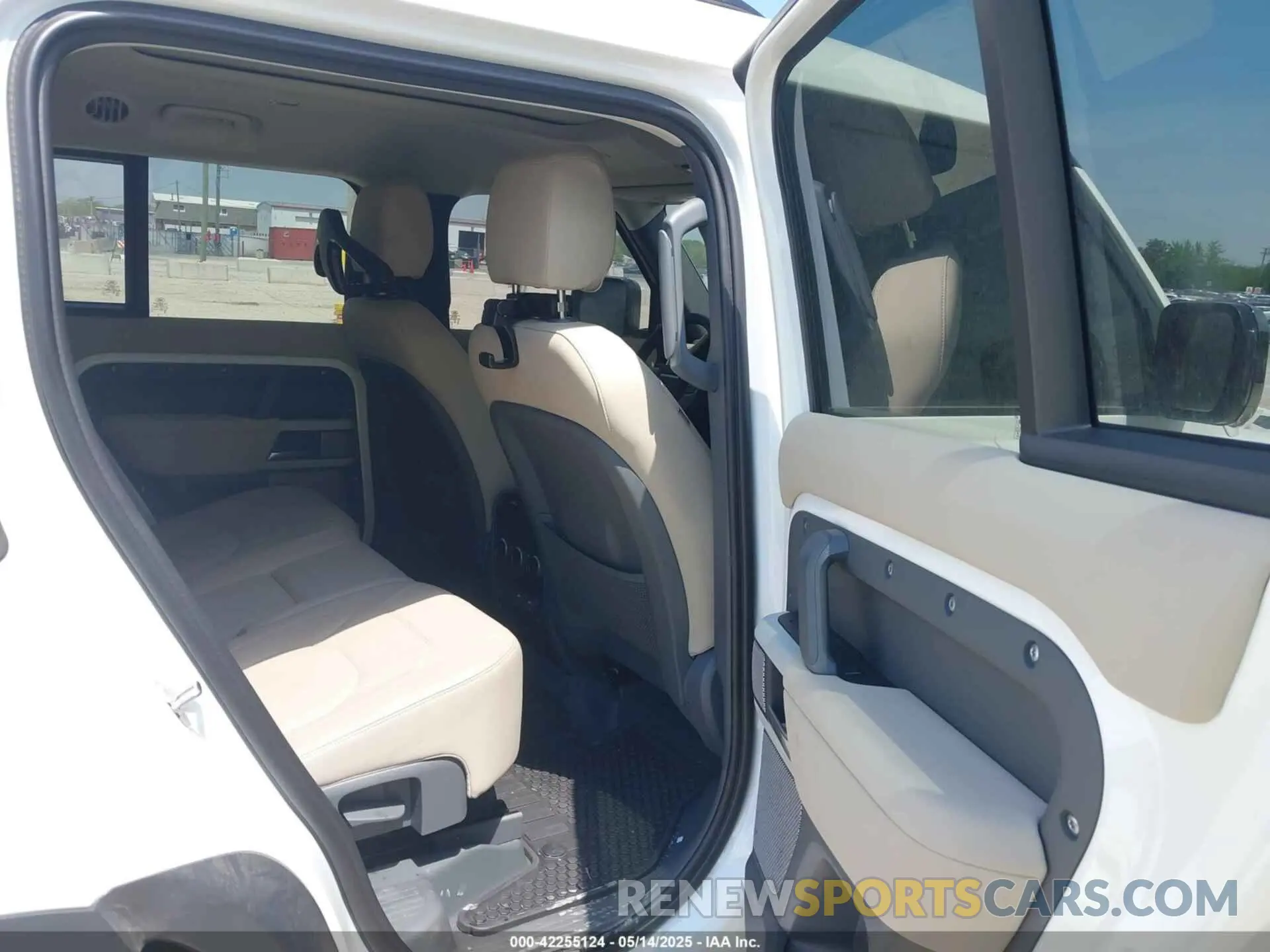 8 Photograph of a damaged car SALEPFEU4P2221611 LAND ROVER DEFENDER 2023