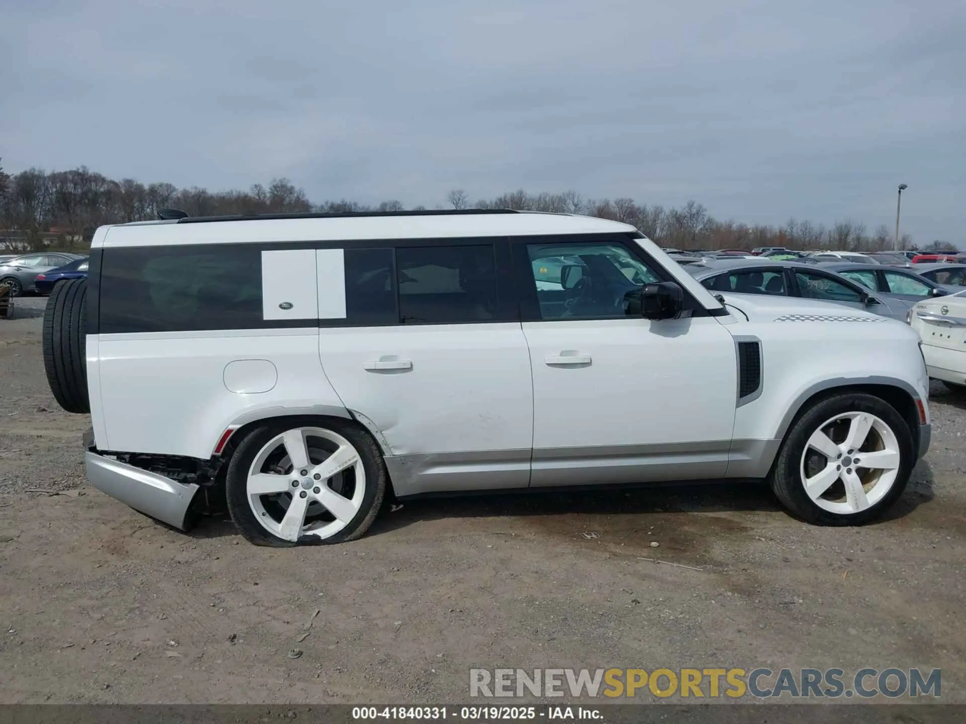 13 Photograph of a damaged car SALEVFEU0P2241361 LAND ROVER DEFENDER 2023
