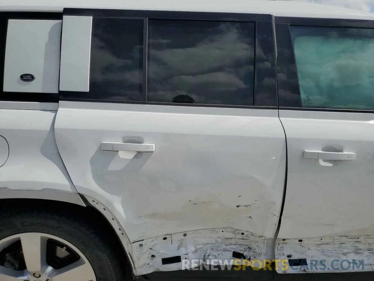 10 Photograph of a damaged car SALEVFEU4P2217208 LAND ROVER DEFENDER 2023