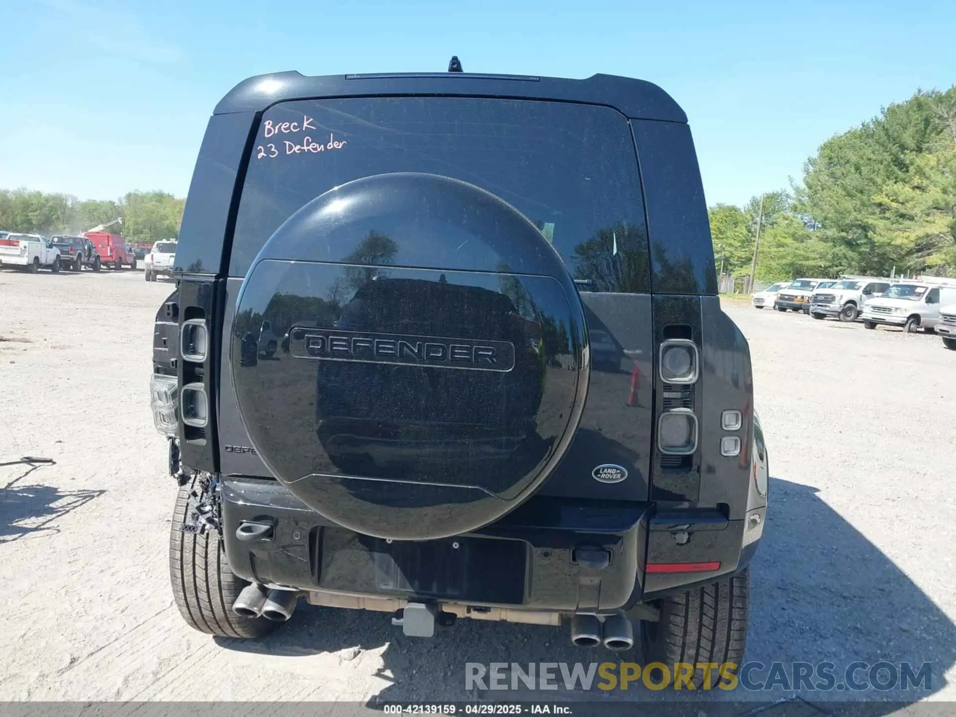 16 Photograph of a damaged car SALEWEEE8P2196668 LAND ROVER DEFENDER 2023