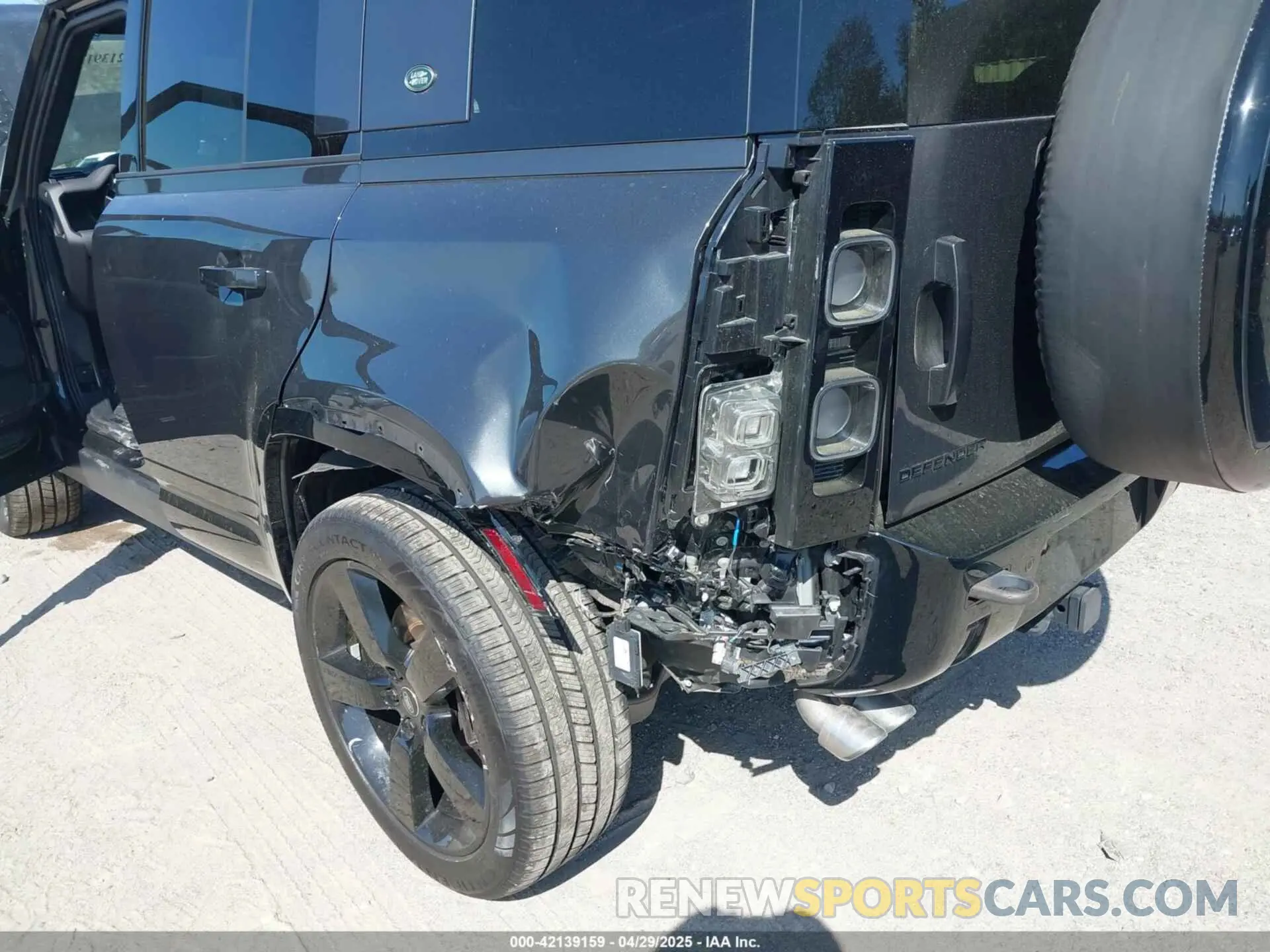 17 Photograph of a damaged car SALEWEEE8P2196668 LAND ROVER DEFENDER 2023