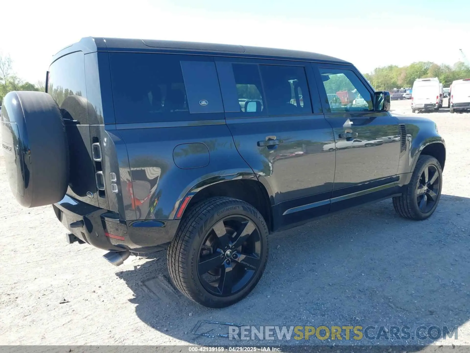 4 Photograph of a damaged car SALEWEEE8P2196668 LAND ROVER DEFENDER 2023