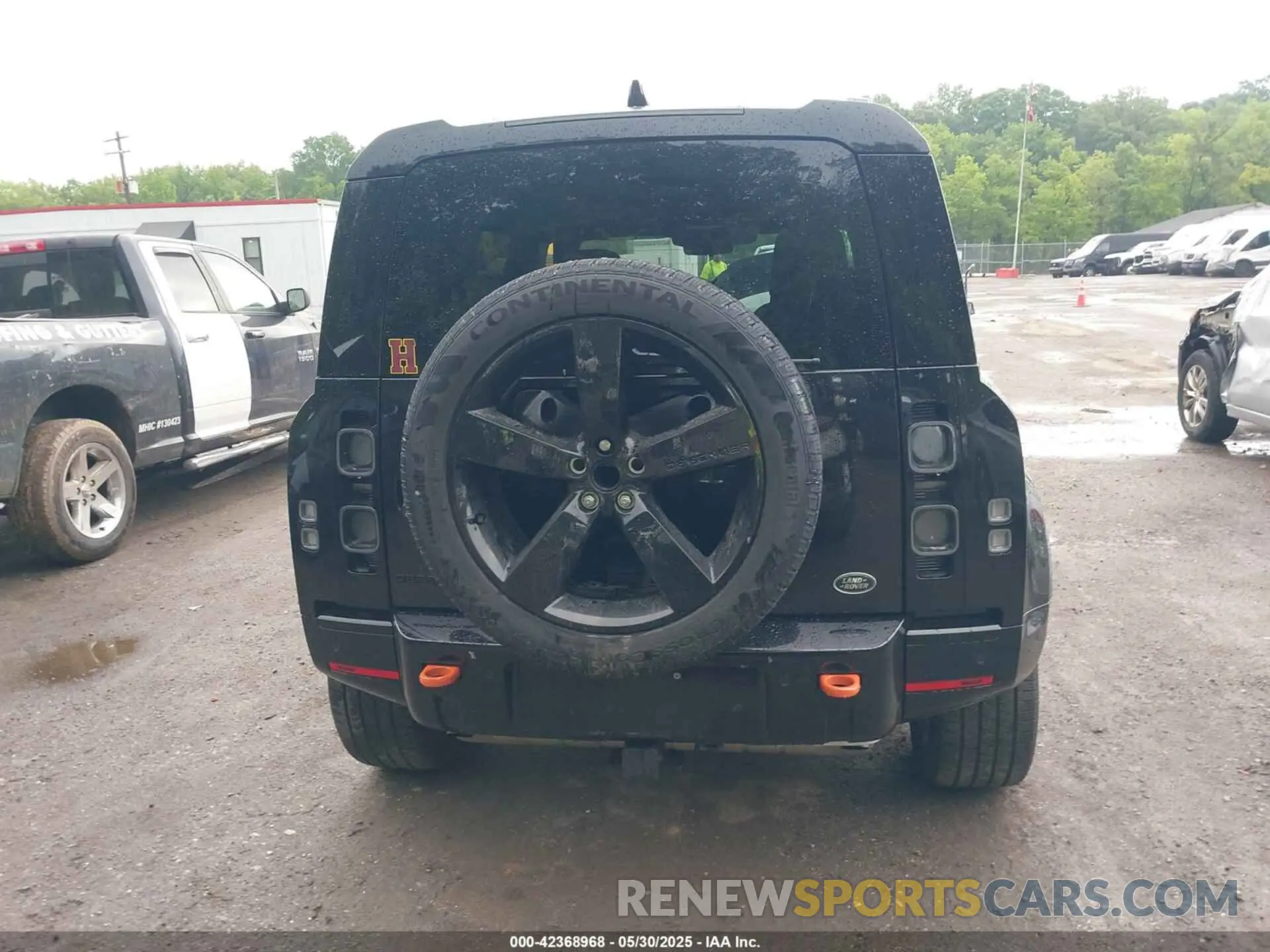 17 Photograph of a damaged car SALEX7EU2P2213481 LAND ROVER DEFENDER 2023