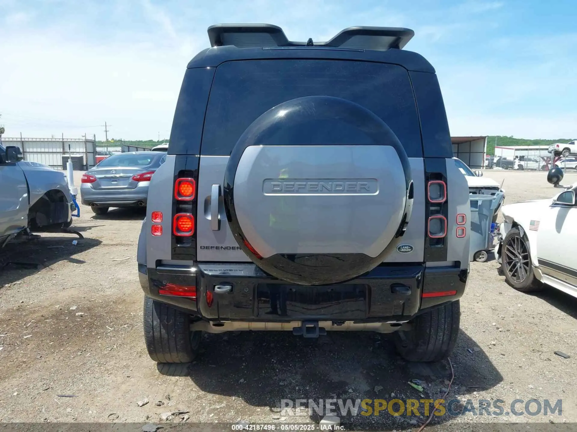 17 Photograph of a damaged car SALEX7EUXP2200655 LAND ROVER DEFENDER 2023