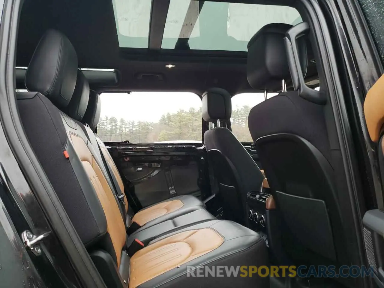 11 Photograph of a damaged car SALEXEEU8P2111784 LAND ROVER DEFENDER 2023