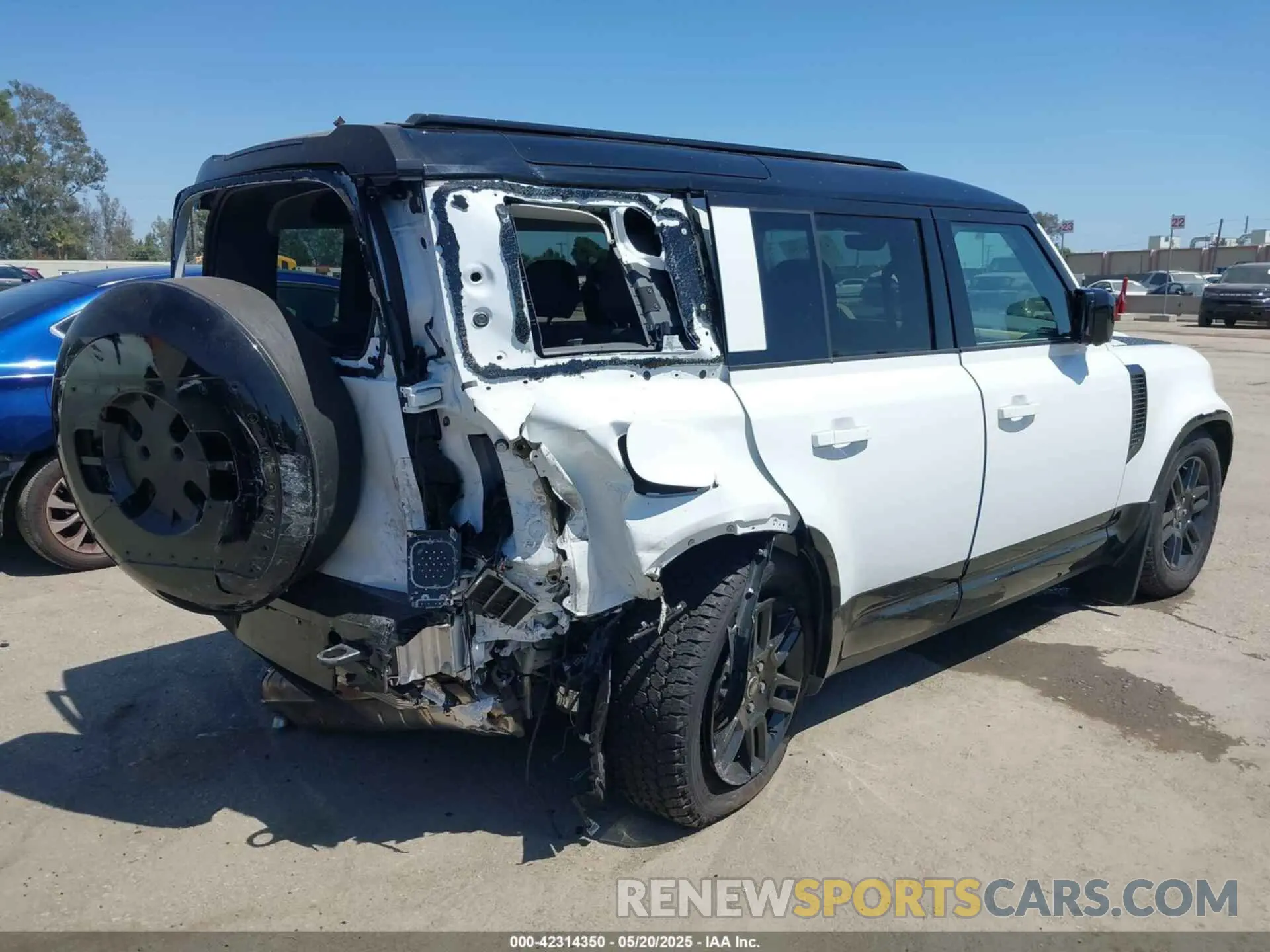 4 Photograph of a damaged car SALE27EU5R2352344 LAND ROVER DEFENDER 2024