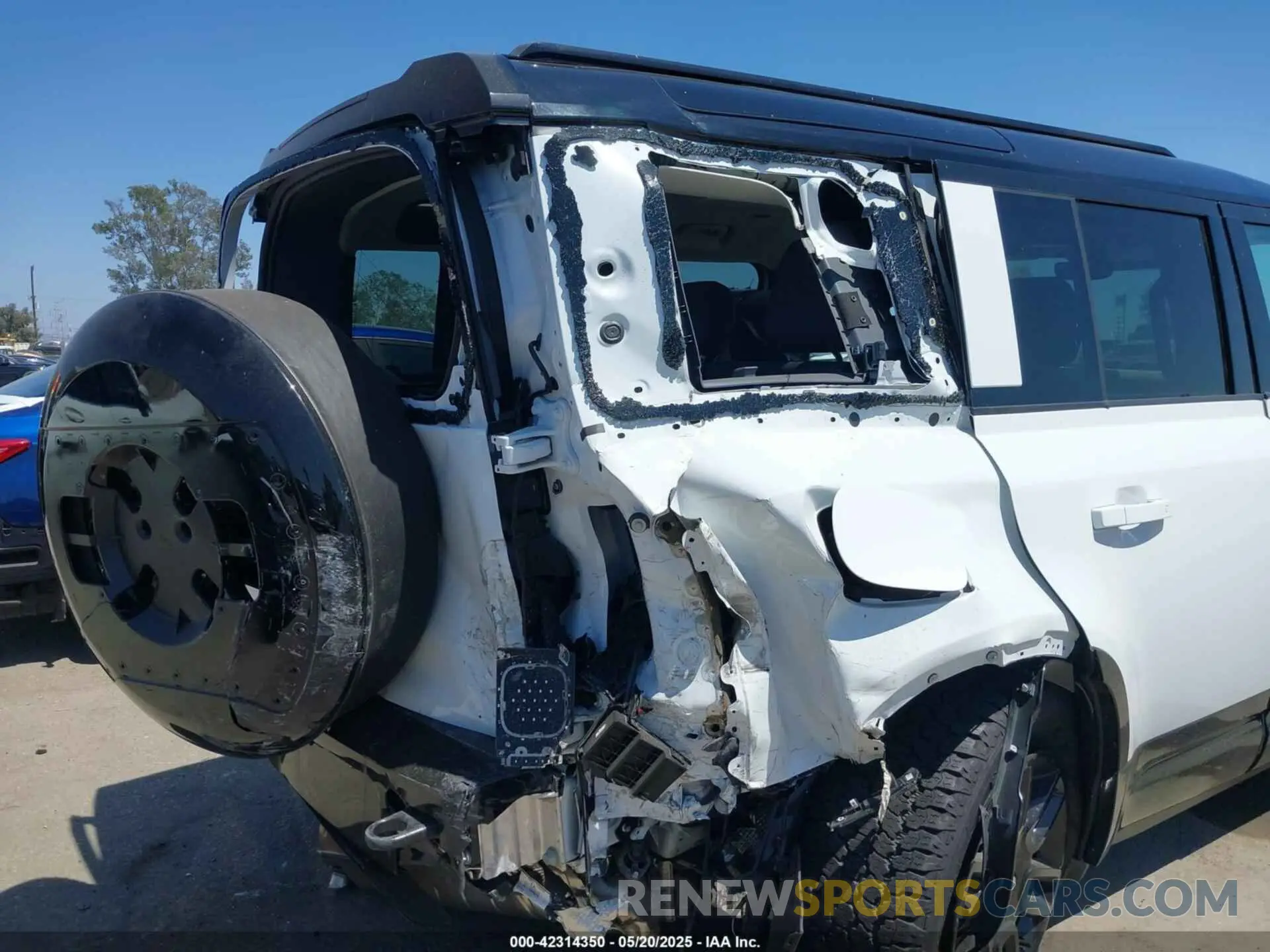 6 Photograph of a damaged car SALE27EU5R2352344 LAND ROVER DEFENDER 2024