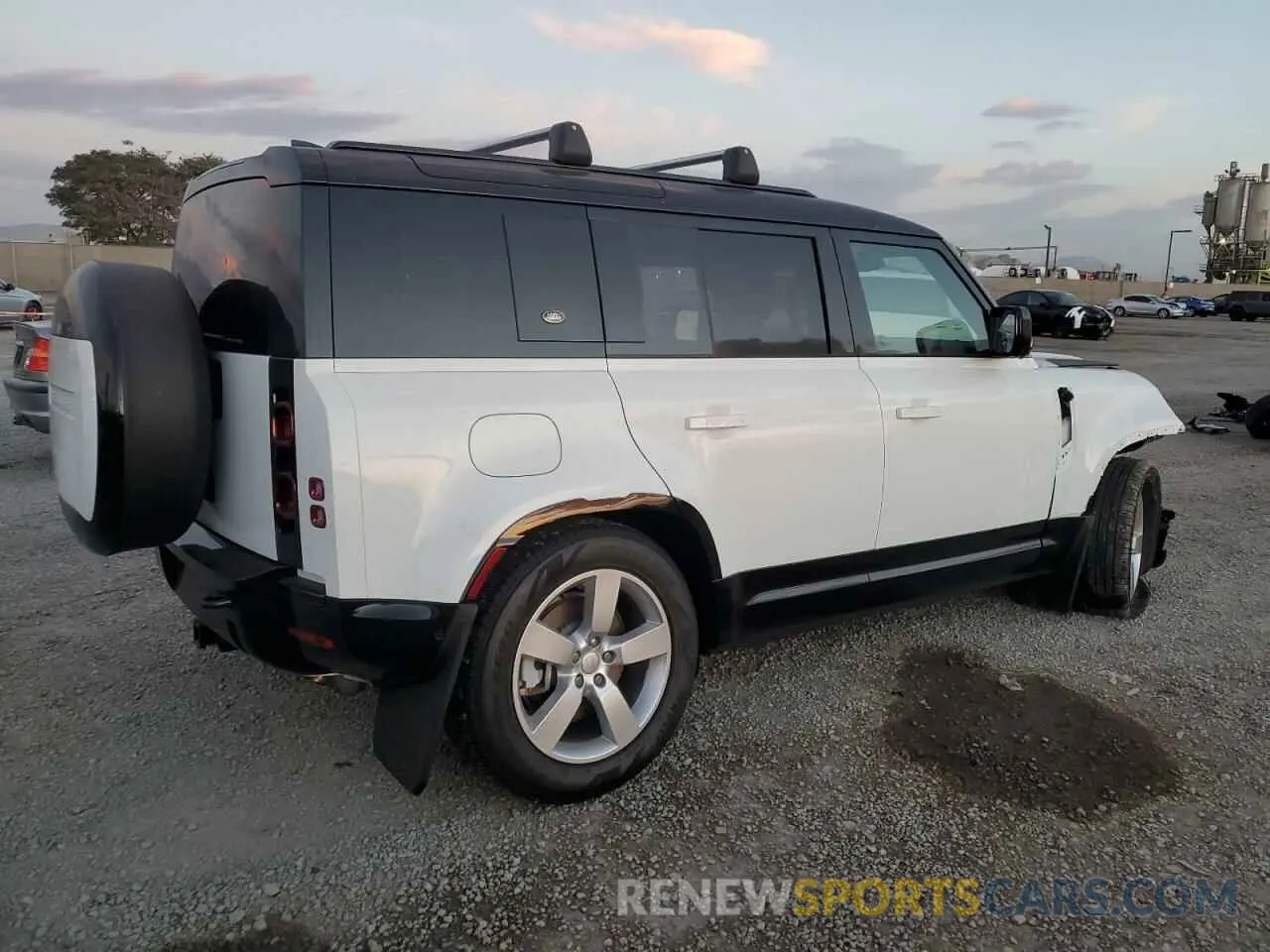 3 Photograph of a damaged car SALE27EU7R2290655 LAND ROVER DEFENDER 2024