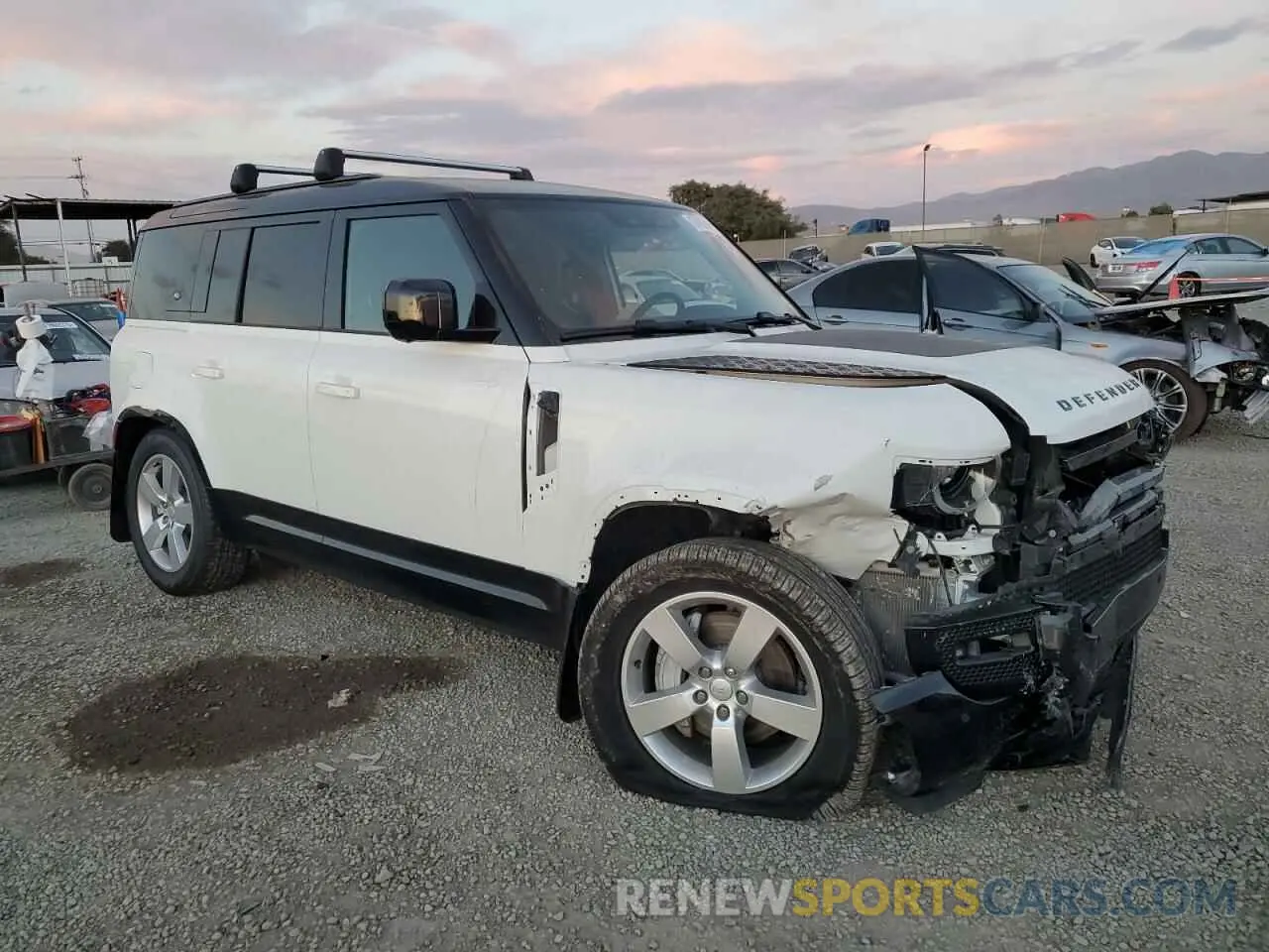 4 Photograph of a damaged car SALE27EU7R2290655 LAND ROVER DEFENDER 2024
