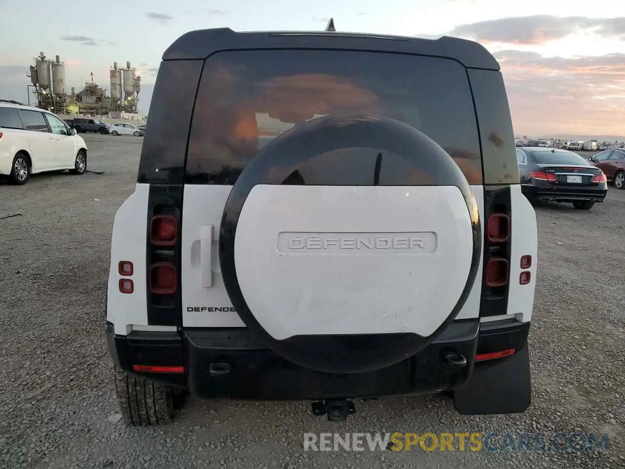 6 Photograph of a damaged car SALE27EU7R2290655 LAND ROVER DEFENDER 2024