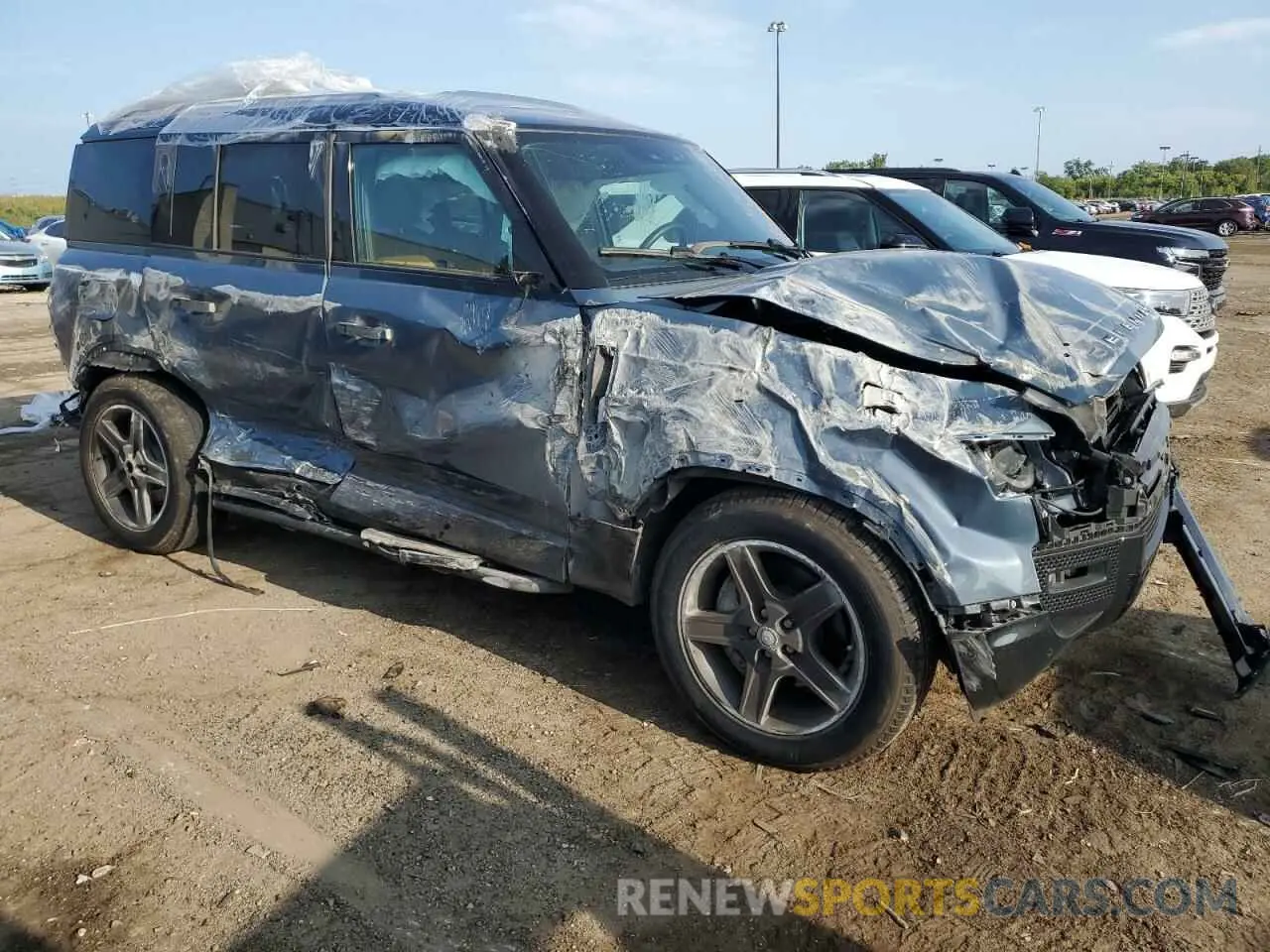 4 Photograph of a damaged car SALE27EU8R2268390 LAND ROVER DEFENDER 2024