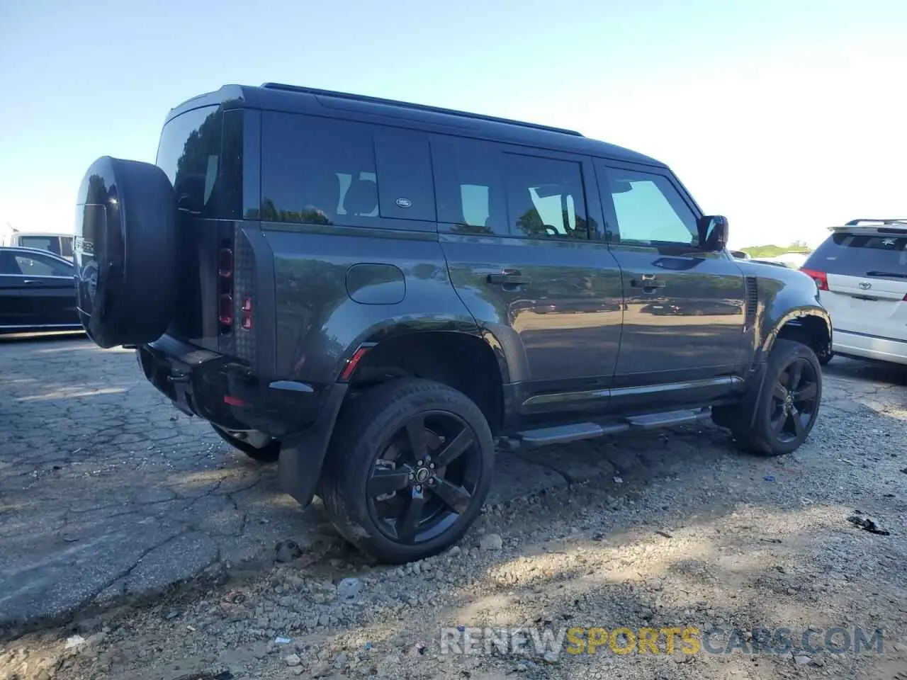 3 Photograph of a damaged car SALE27EU8R2307043 LAND ROVER DEFENDER 2024