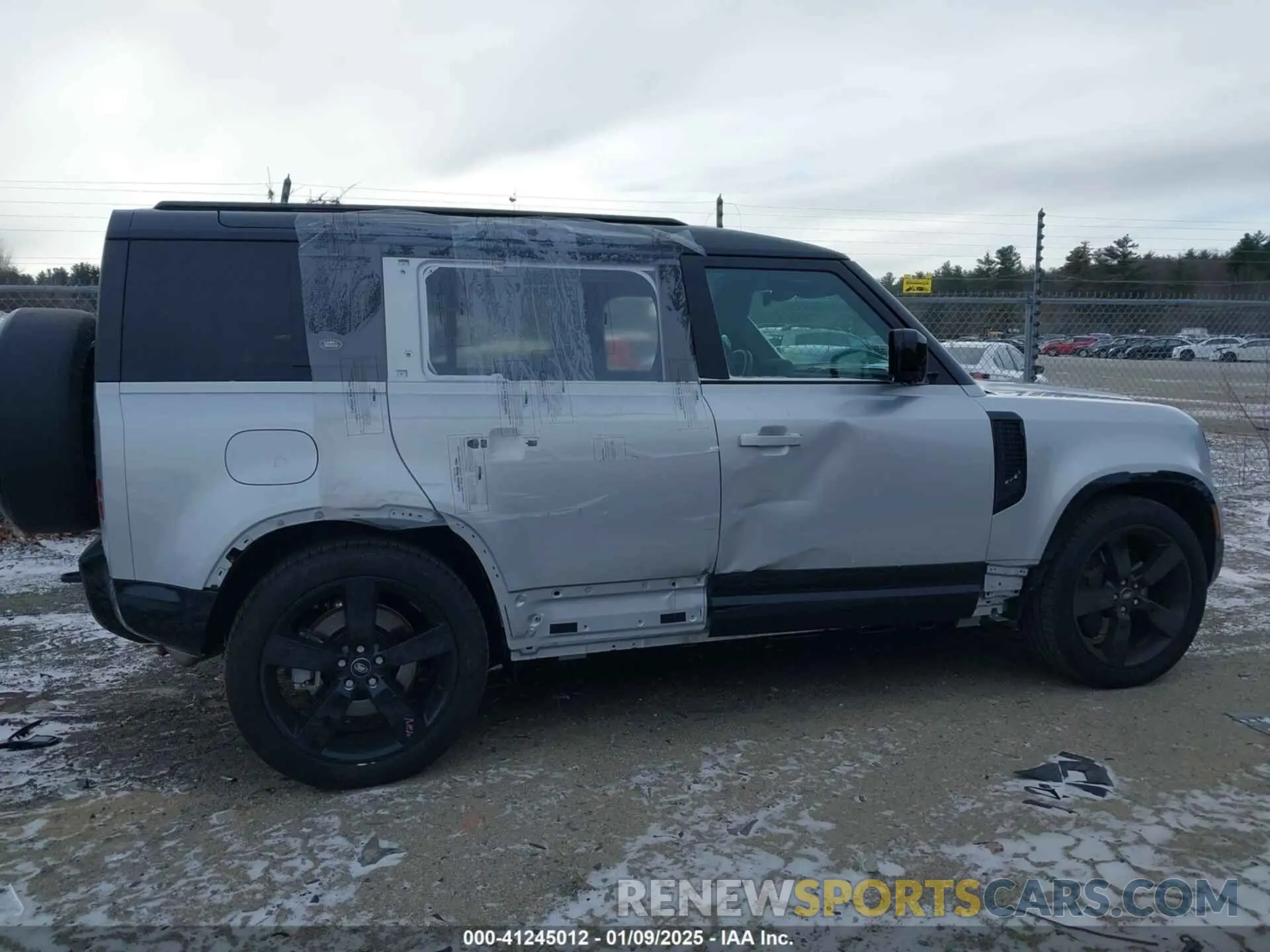 14 Photograph of a damaged car SALE27EU8R2335683 LAND ROVER DEFENDER 2024