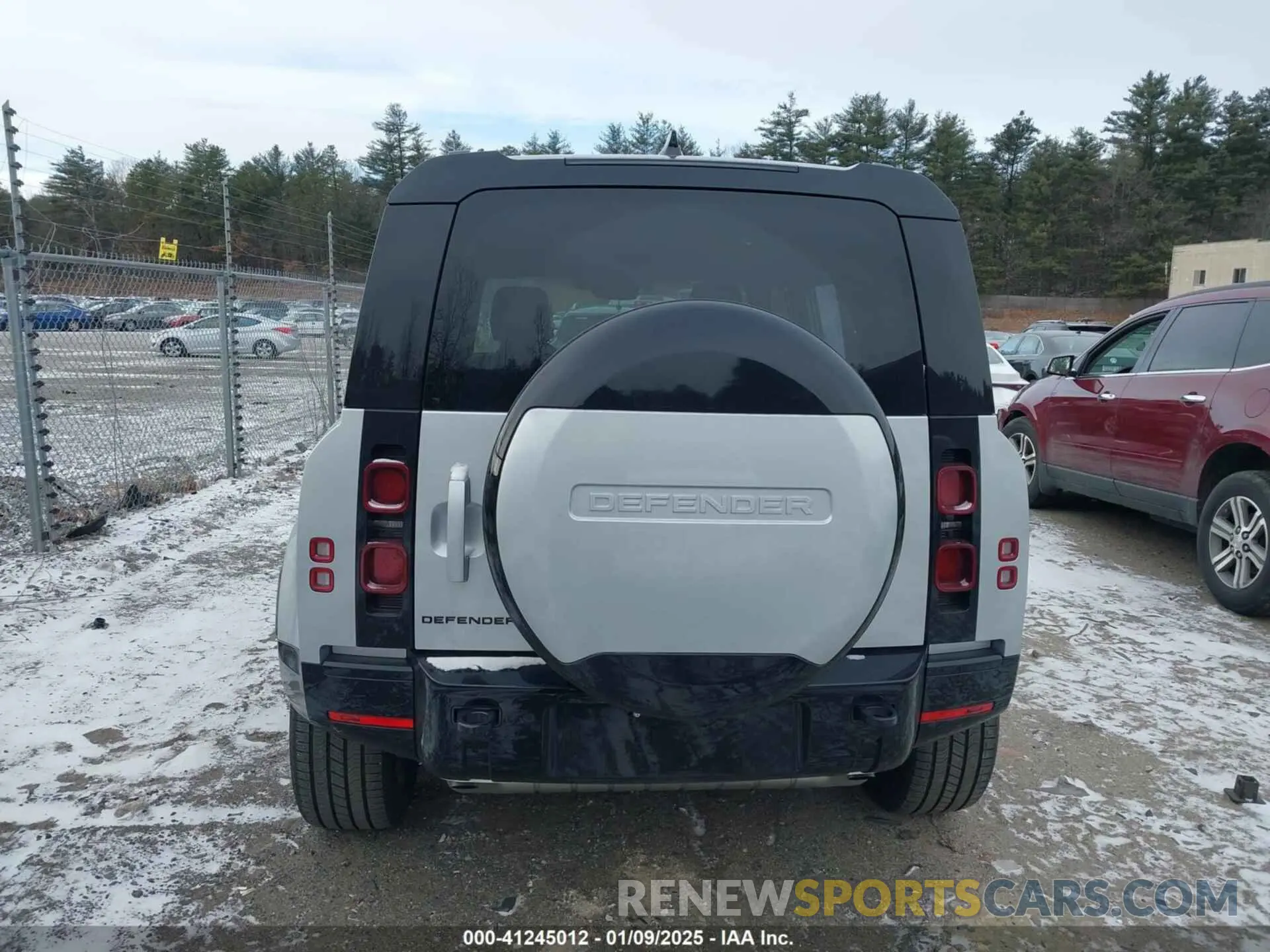 17 Photograph of a damaged car SALE27EU8R2335683 LAND ROVER DEFENDER 2024