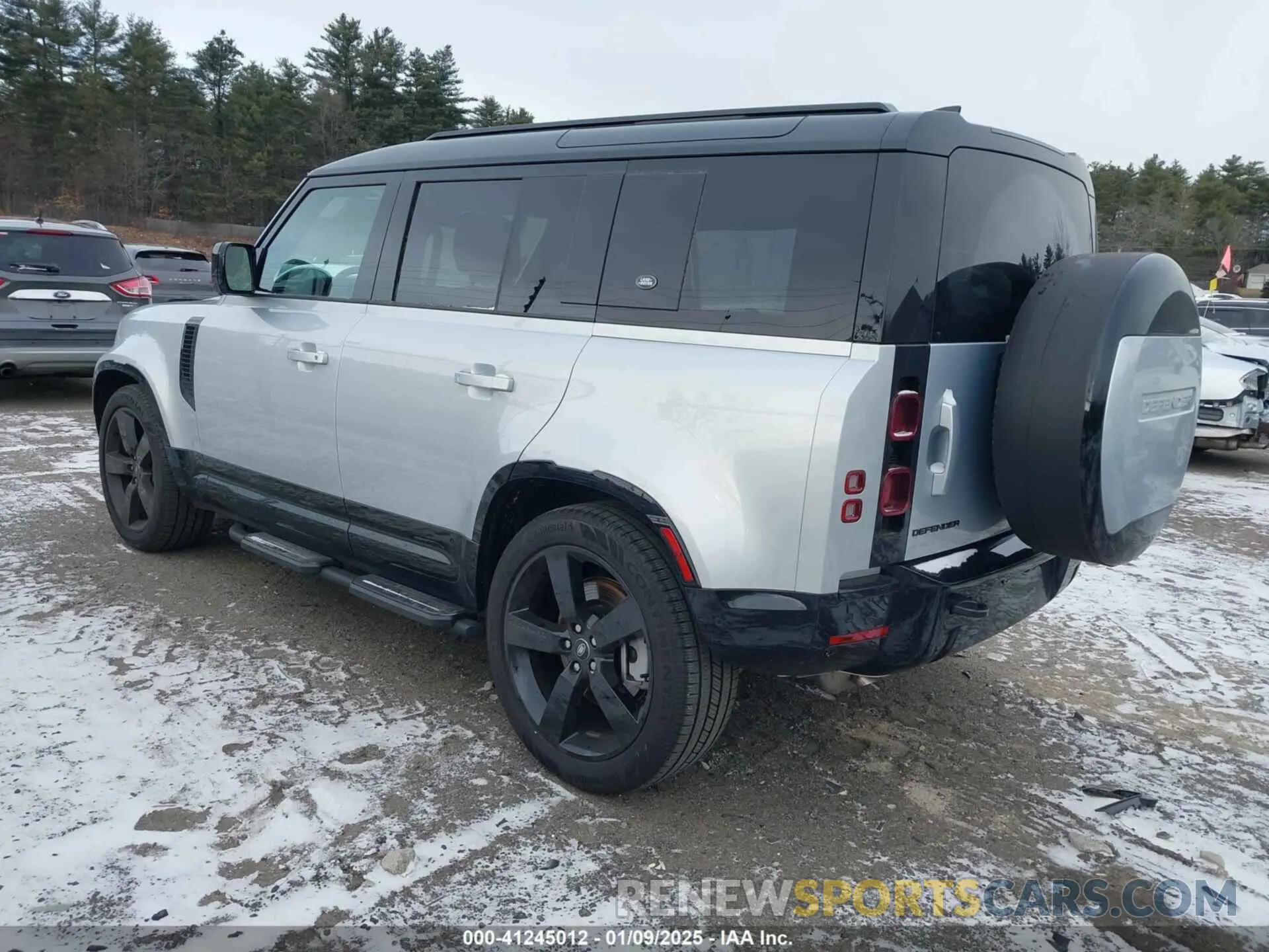 3 Photograph of a damaged car SALE27EU8R2335683 LAND ROVER DEFENDER 2024