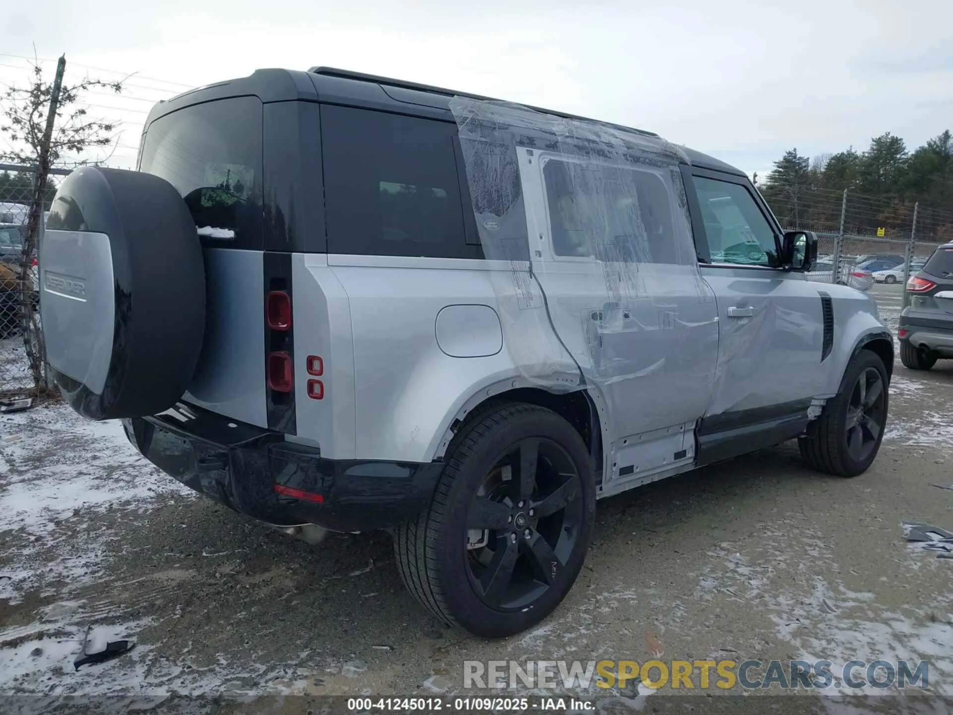 4 Photograph of a damaged car SALE27EU8R2335683 LAND ROVER DEFENDER 2024