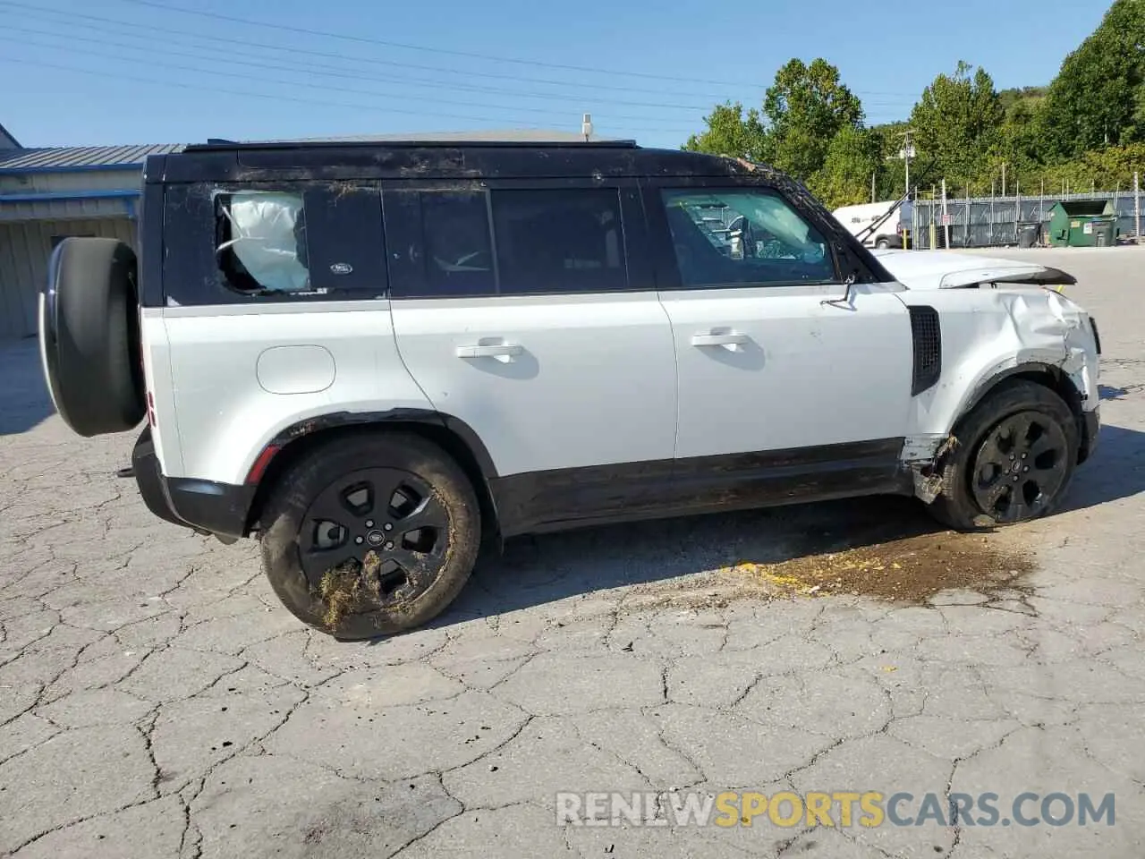 3 Photograph of a damaged car SALE27EUXR2245788 LAND ROVER DEFENDER 2024