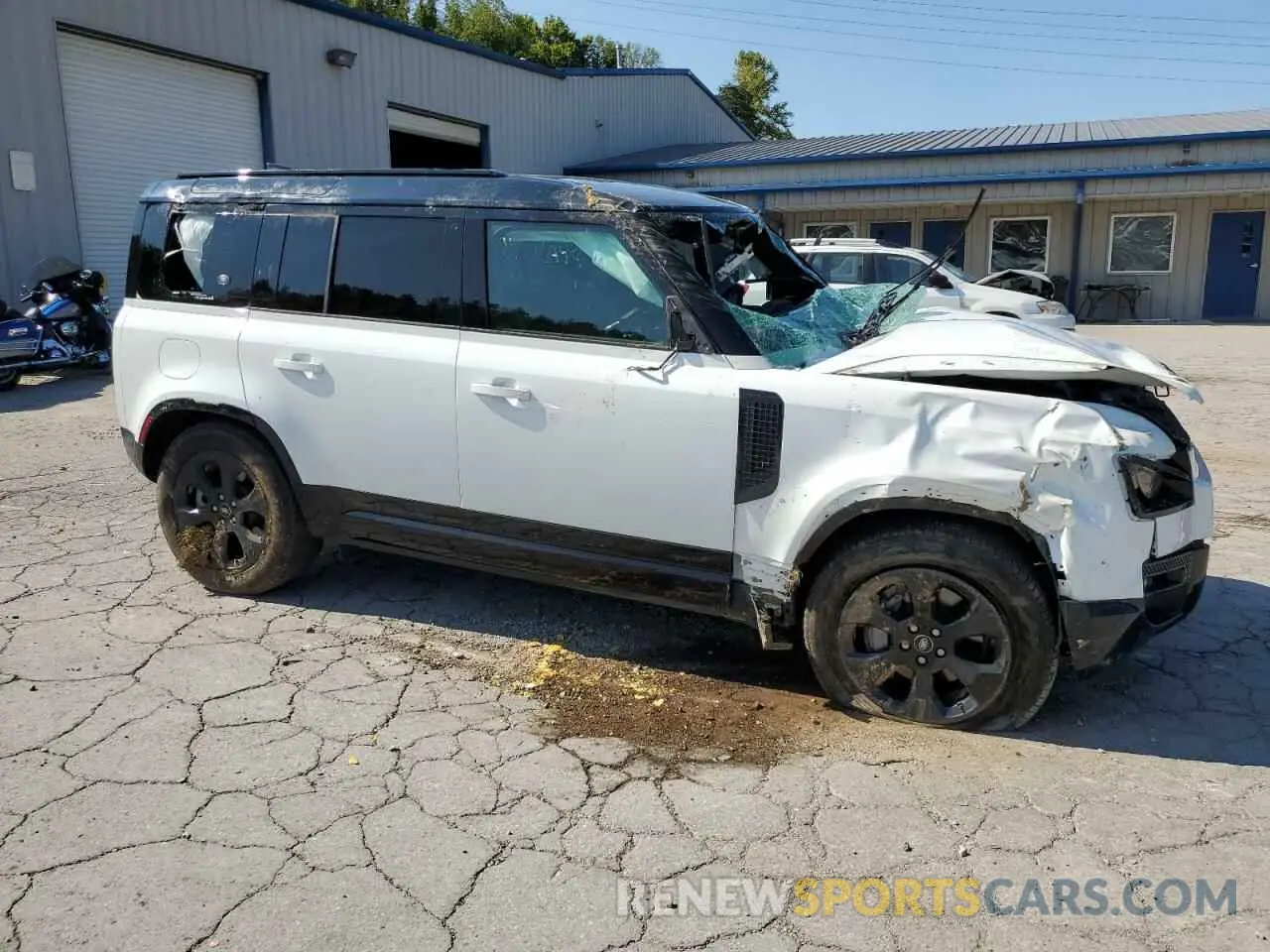 4 Photograph of a damaged car SALE27EUXR2245788 LAND ROVER DEFENDER 2024