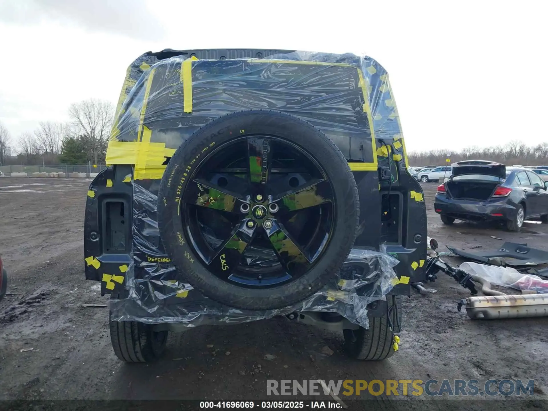 17 Photograph of a damaged car SALE2FEU2R2354935 LAND ROVER DEFENDER 2024