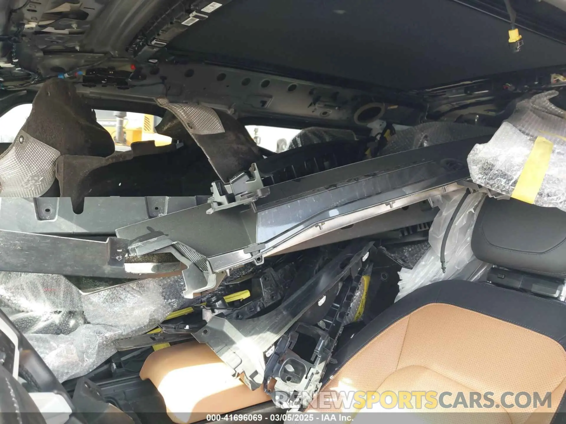 18 Photograph of a damaged car SALE2FEU2R2354935 LAND ROVER DEFENDER 2024