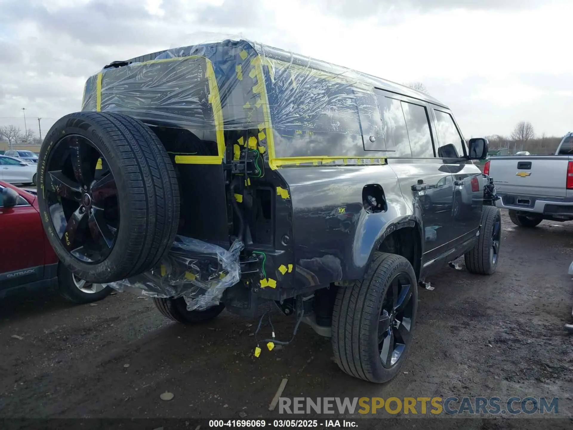 4 Photograph of a damaged car SALE2FEU2R2354935 LAND ROVER DEFENDER 2024