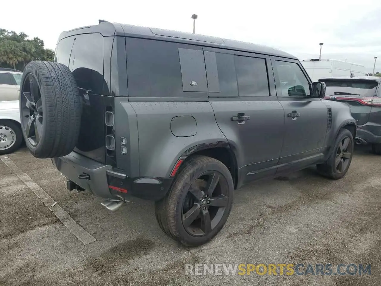 3 Photograph of a damaged car SALEWEEE4R2330773 LAND ROVER DEFENDER 2024