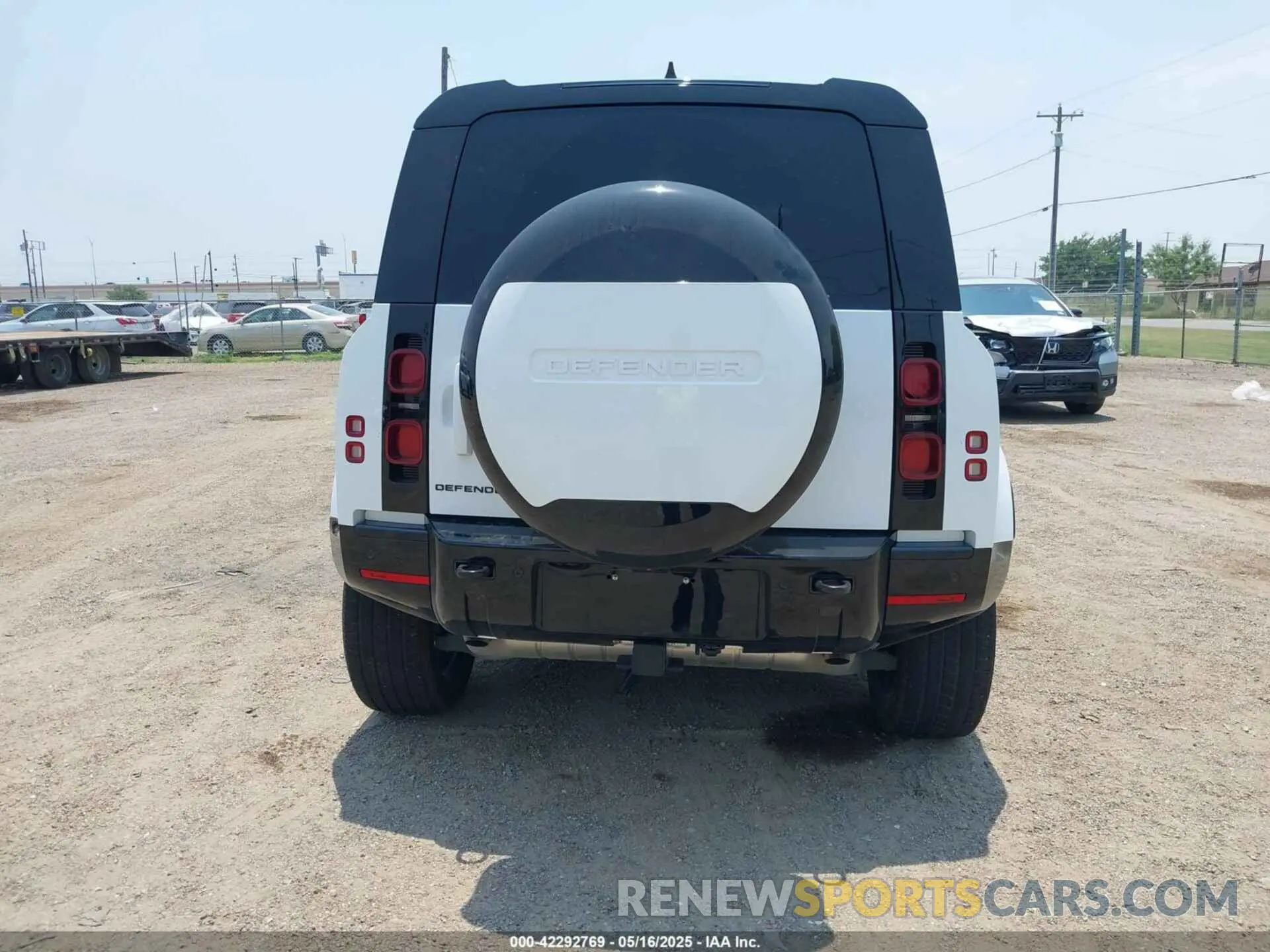 16 Photograph of a damaged car SALE27EU5S2419028 LAND ROVER DEFENDER 2025