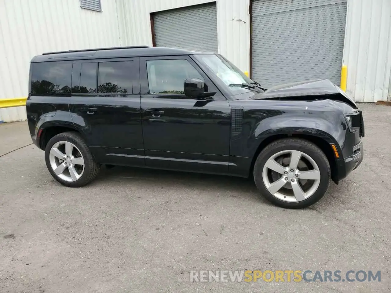 4 Photograph of a damaged car SALE27EU9S2396515 LAND ROVER DEFENDER 2025