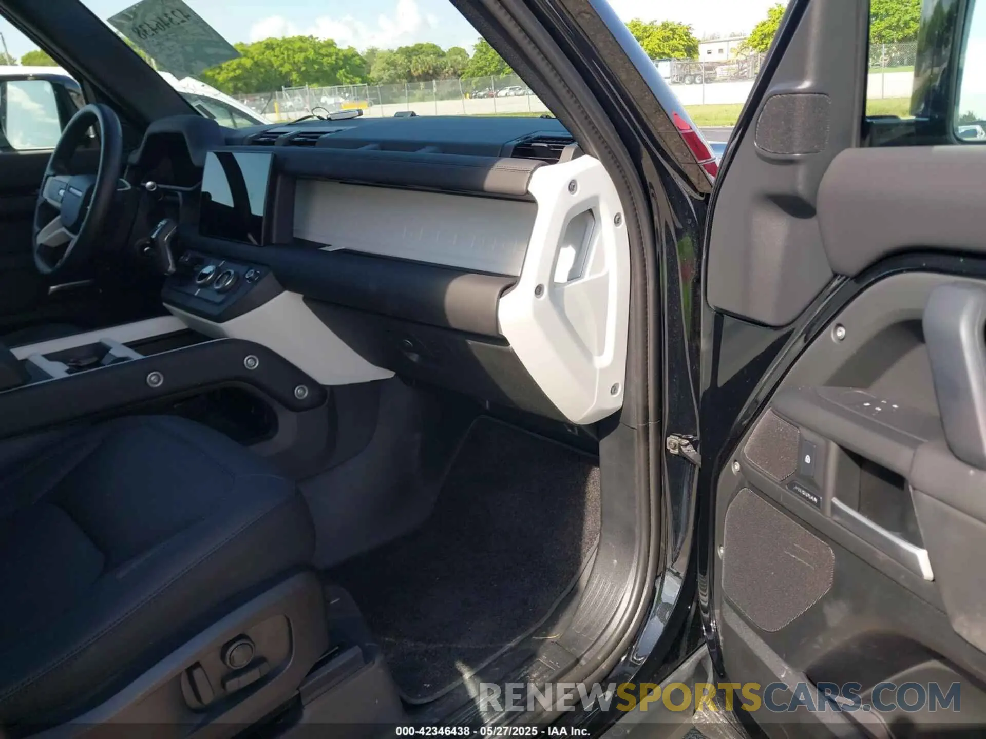 5 Photograph of a damaged car SALEJ7EX5S2391695 LAND ROVER DEFENDER 2025