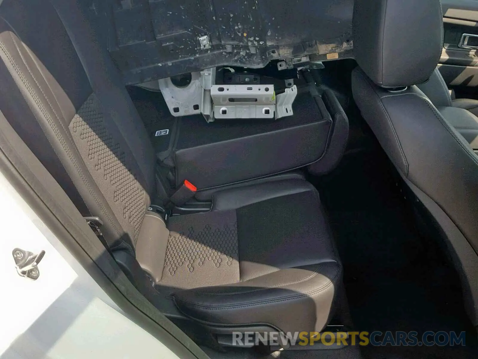 6 Photograph of a damaged car SALCP2FXXKH784077 LAND ROVER DISCOVERY 2019