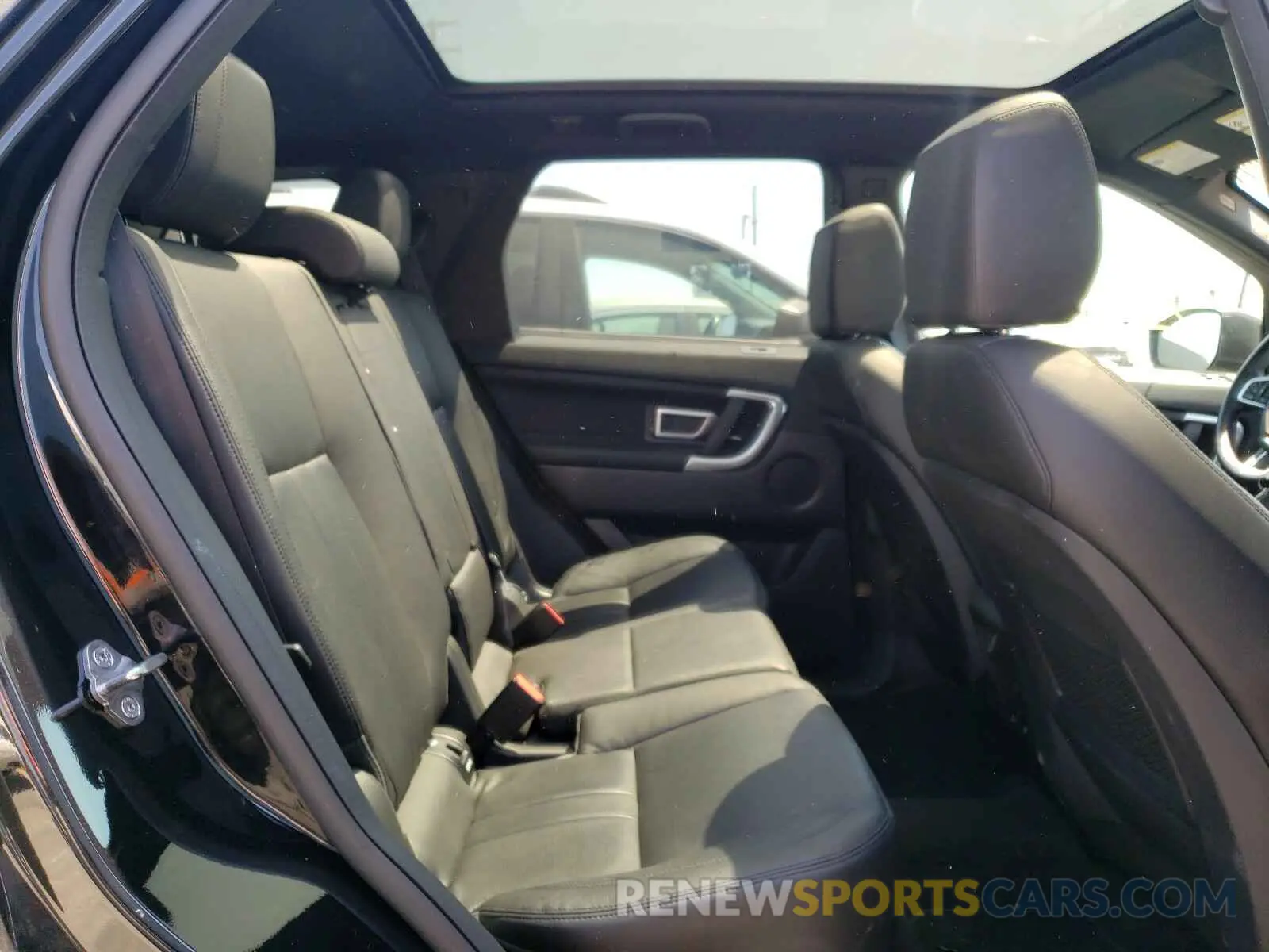 6 Photograph of a damaged car SALCR2FX8KH811562 LAND ROVER DISCOVERY 2019