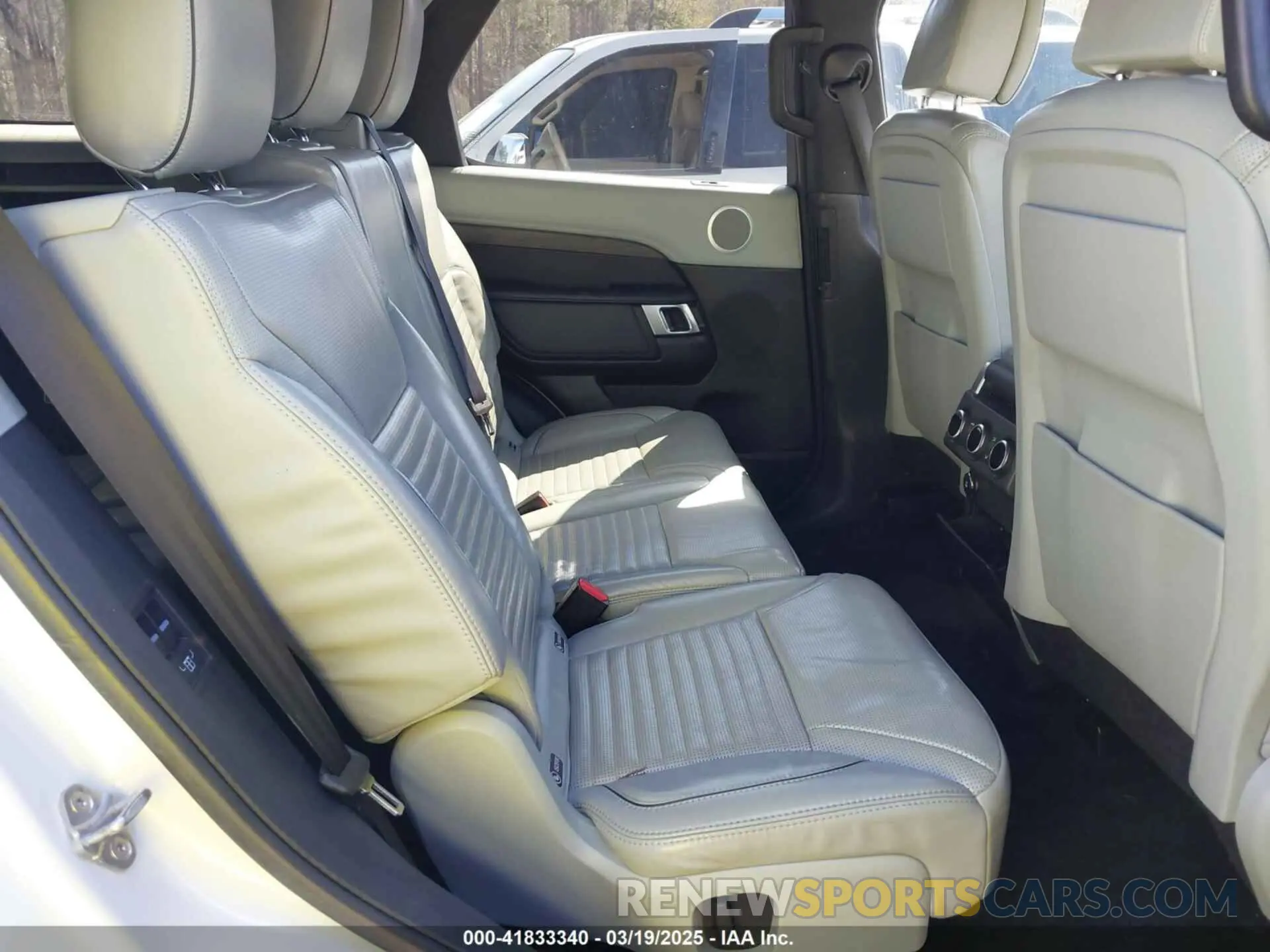 8 Photograph of a damaged car SALRT2RK8KA080555 LAND ROVER DISCOVERY 2019