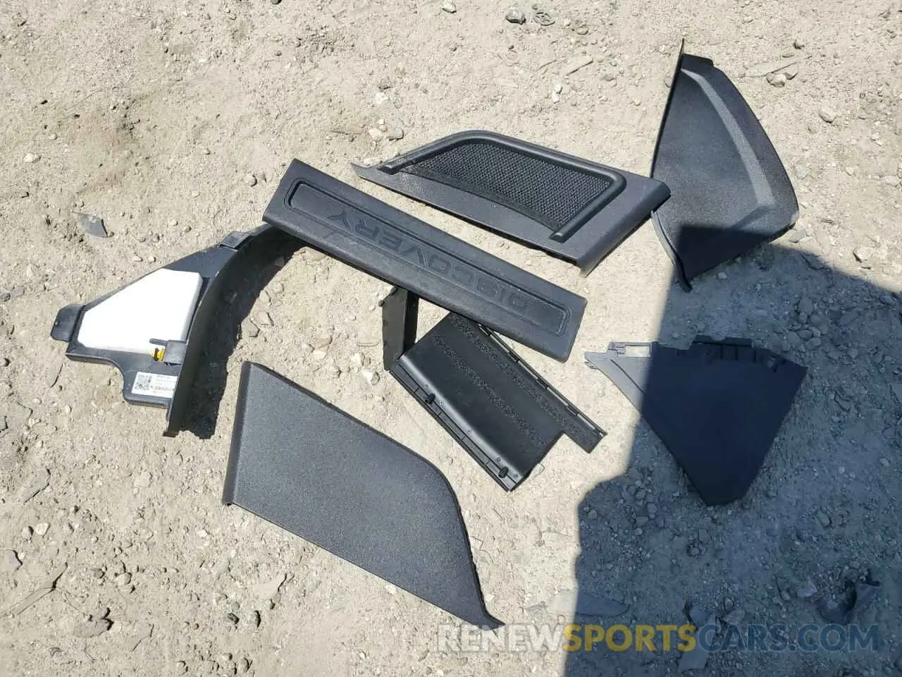 13 Photograph of a damaged car SALRU2RV2L2420043 LAND ROVER DISCOVERY 2020
