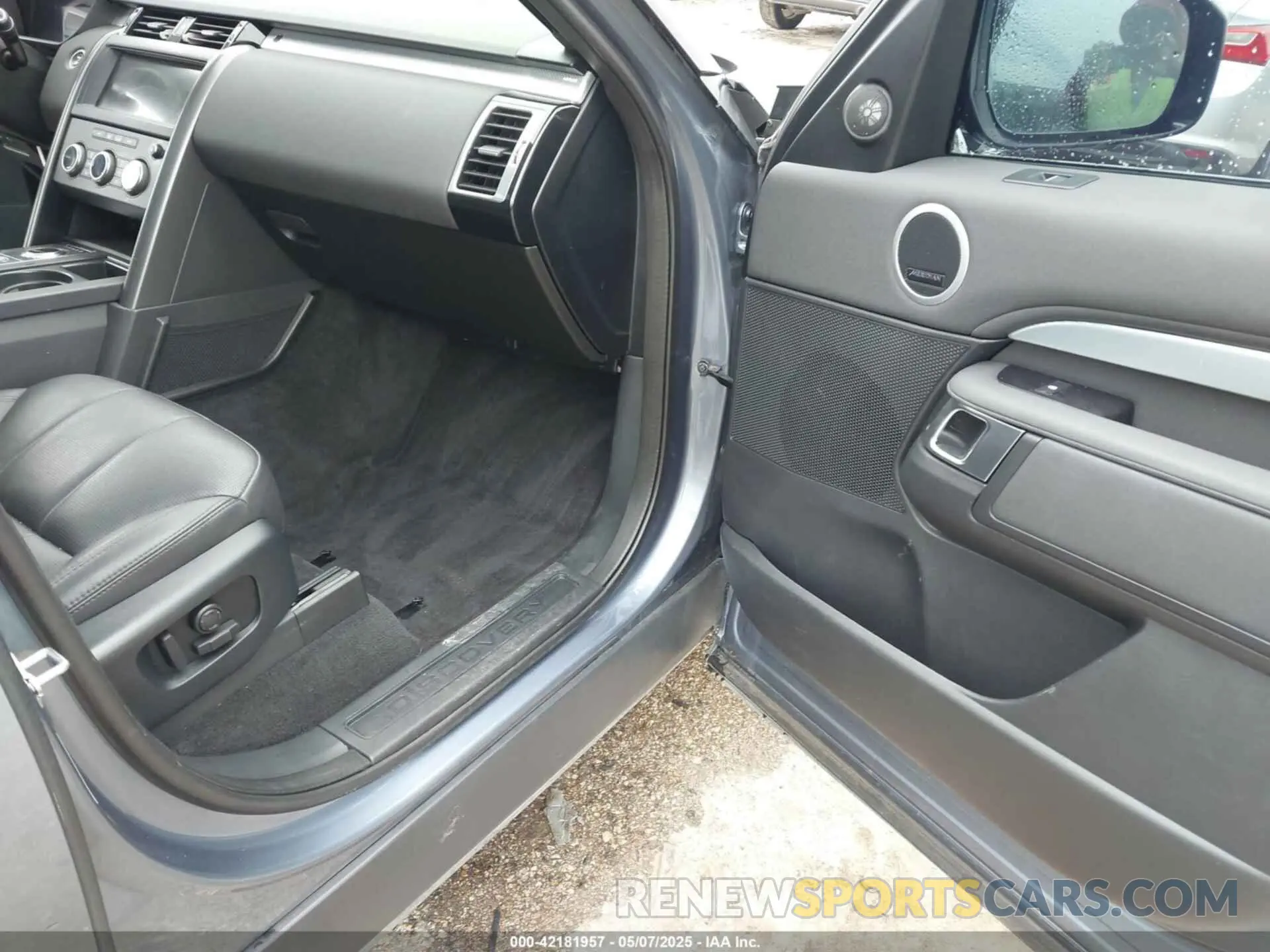 4 Photograph of a damaged car SALRU2RV3L2420598 LAND ROVER DISCOVERY 2020