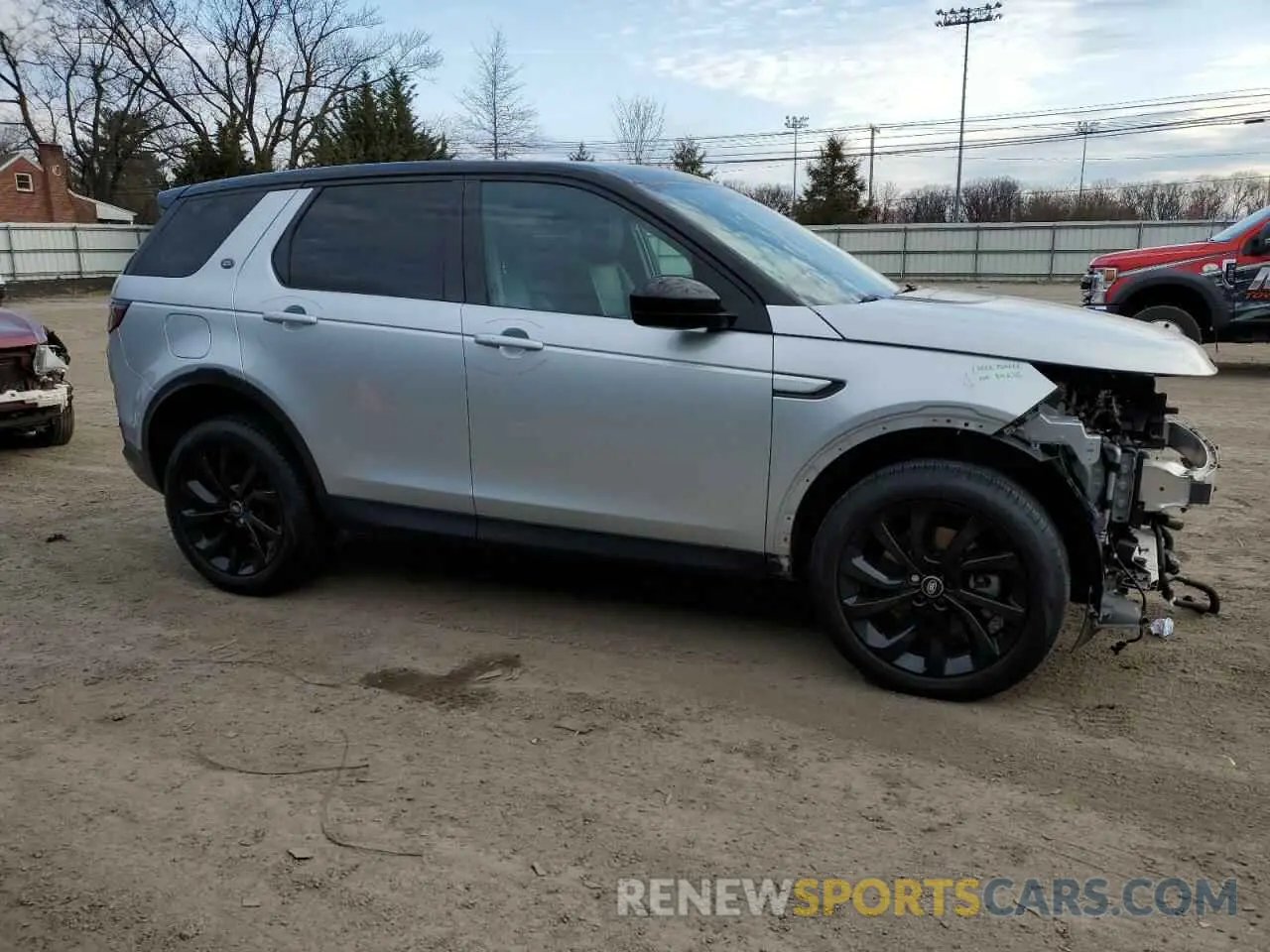 4 Photograph of a damaged car SALCP2FX4NH908753 LAND ROVER DISCOVERY 2022