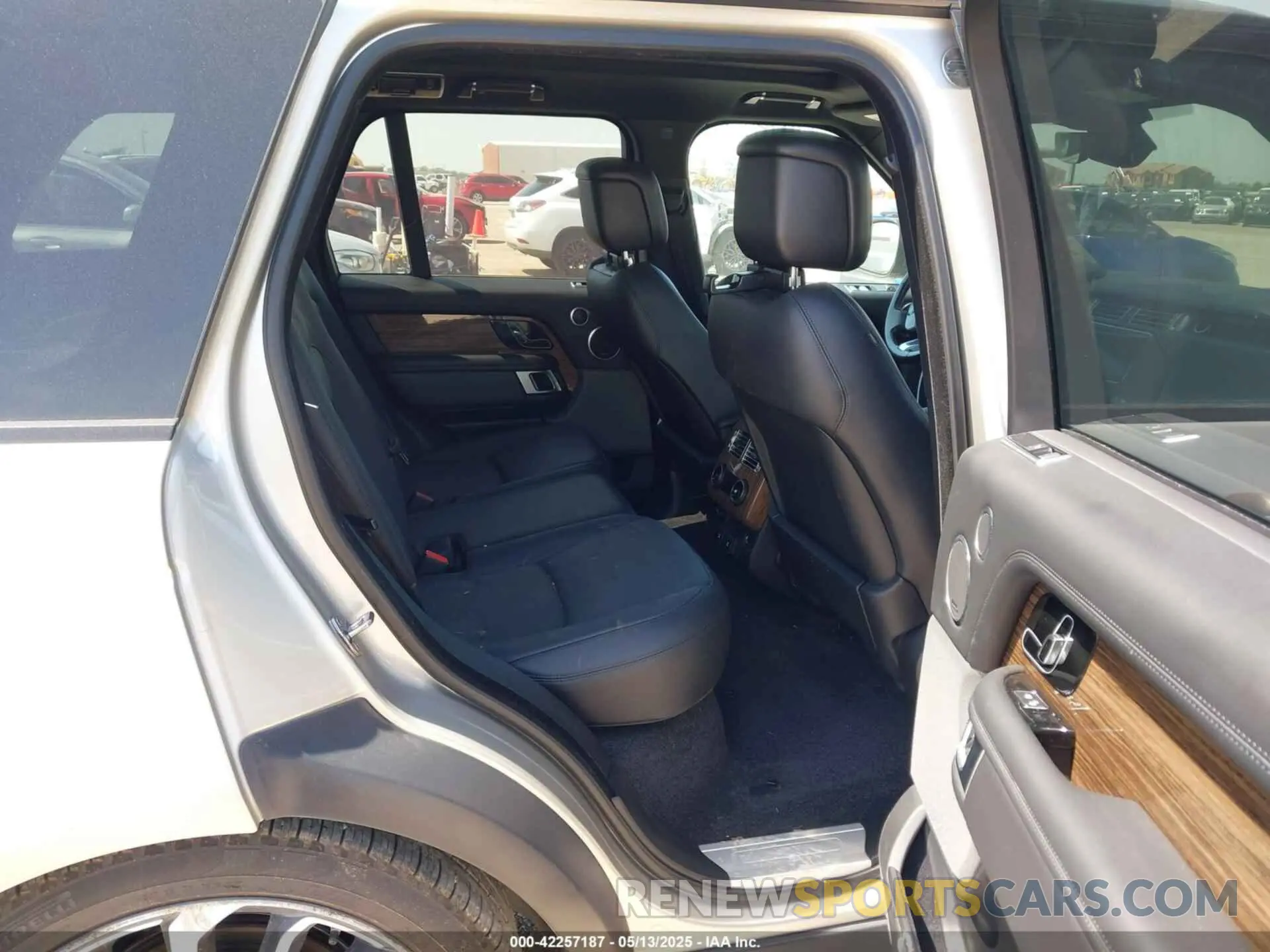 8 Photograph of a damaged car SALGS2SV2KA550061 LAND ROVER RANGE ROVER 2019
